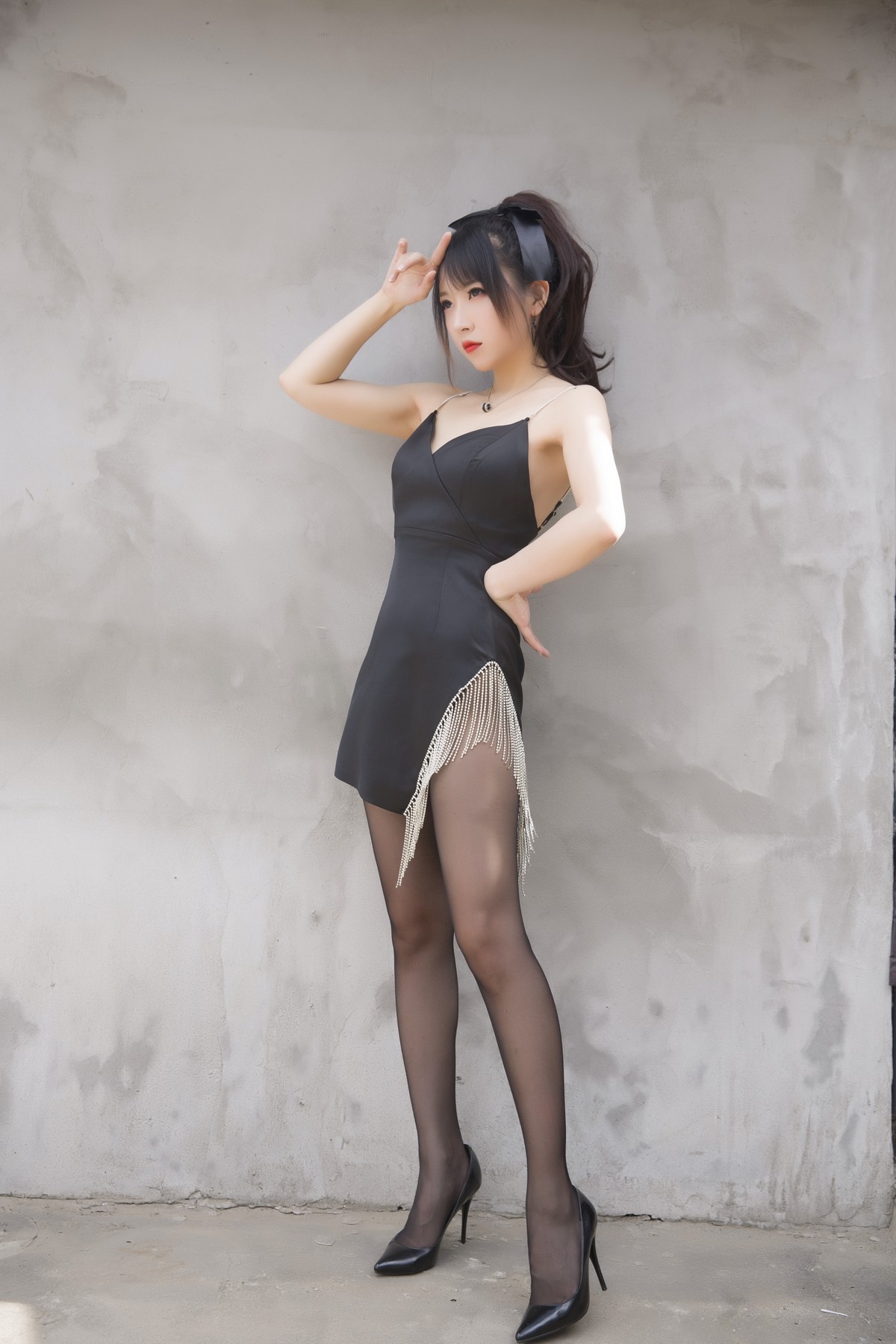 xgyw.top_斗鱼主播小女巫露娜黑色流苏主题性感吊带短裙配黑丝裤袜秀翘臀美腿诱惑写真32P