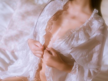阳光美少女萌芽儿o0金色套装主题私人床上性感白色薄透上衣配金色内衣骚扰写真70P