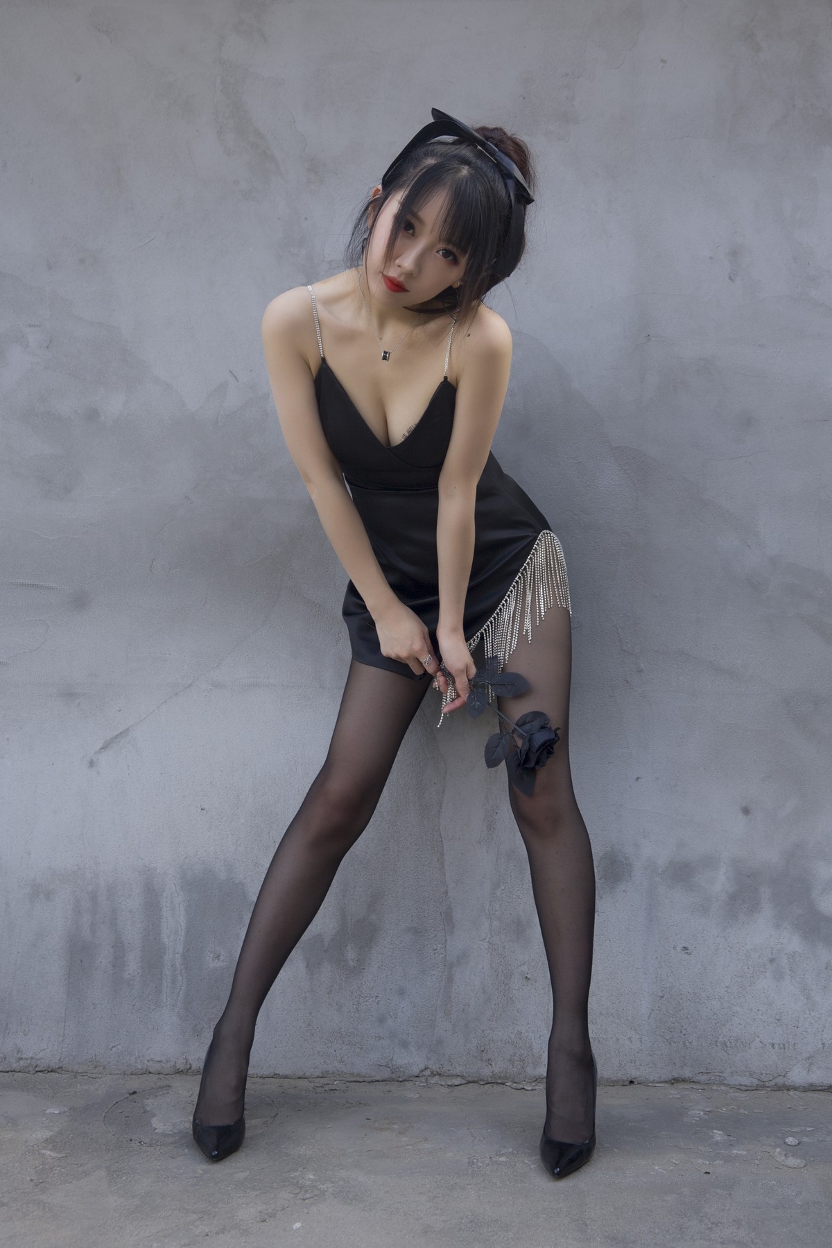 xgyw.top_斗鱼主播小女巫露娜黑色流苏主题性感吊带短裙配黑丝裤袜秀翘臀美腿诱惑写真32P
