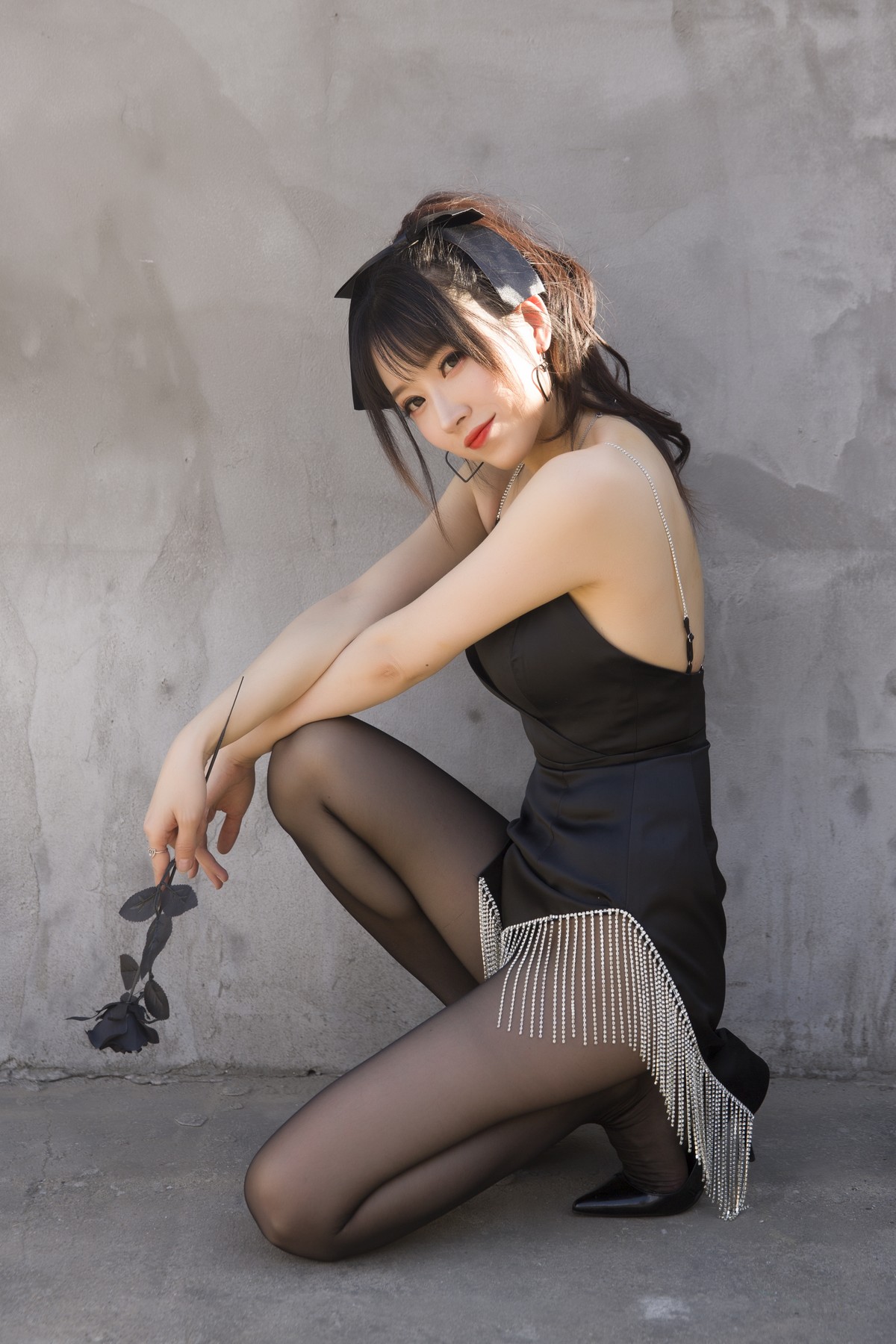 xgyw.top_斗鱼主播小女巫露娜黑色流苏主题性感吊带短裙配黑丝裤袜秀翘臀美腿诱惑写真32P