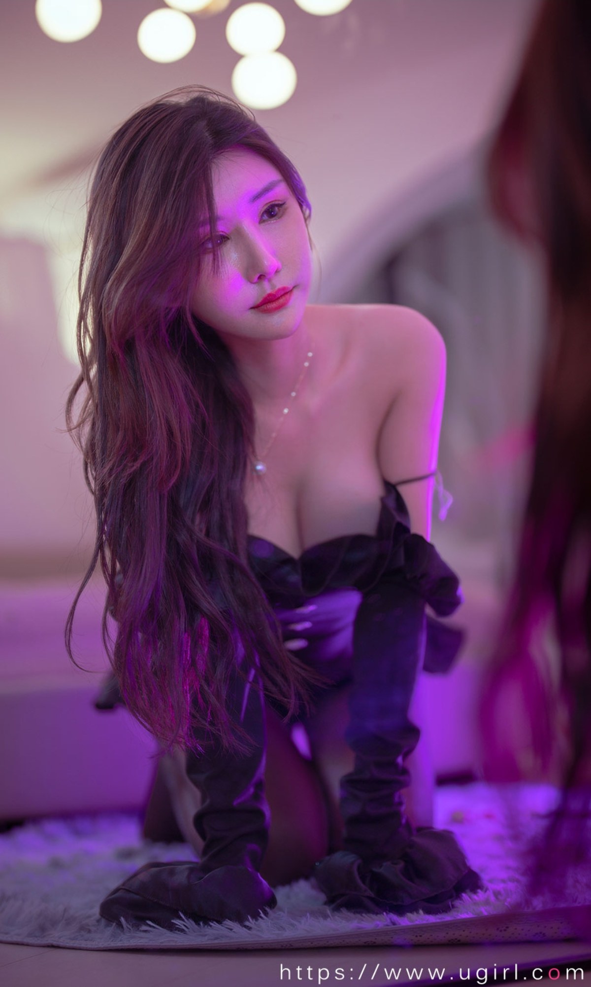 xgyw.top_[Ugirls爱尤物]No.2299_模特夏沫私房暗色灯光下性感吊裙配黑丝裤袜完美诱惑写真35P