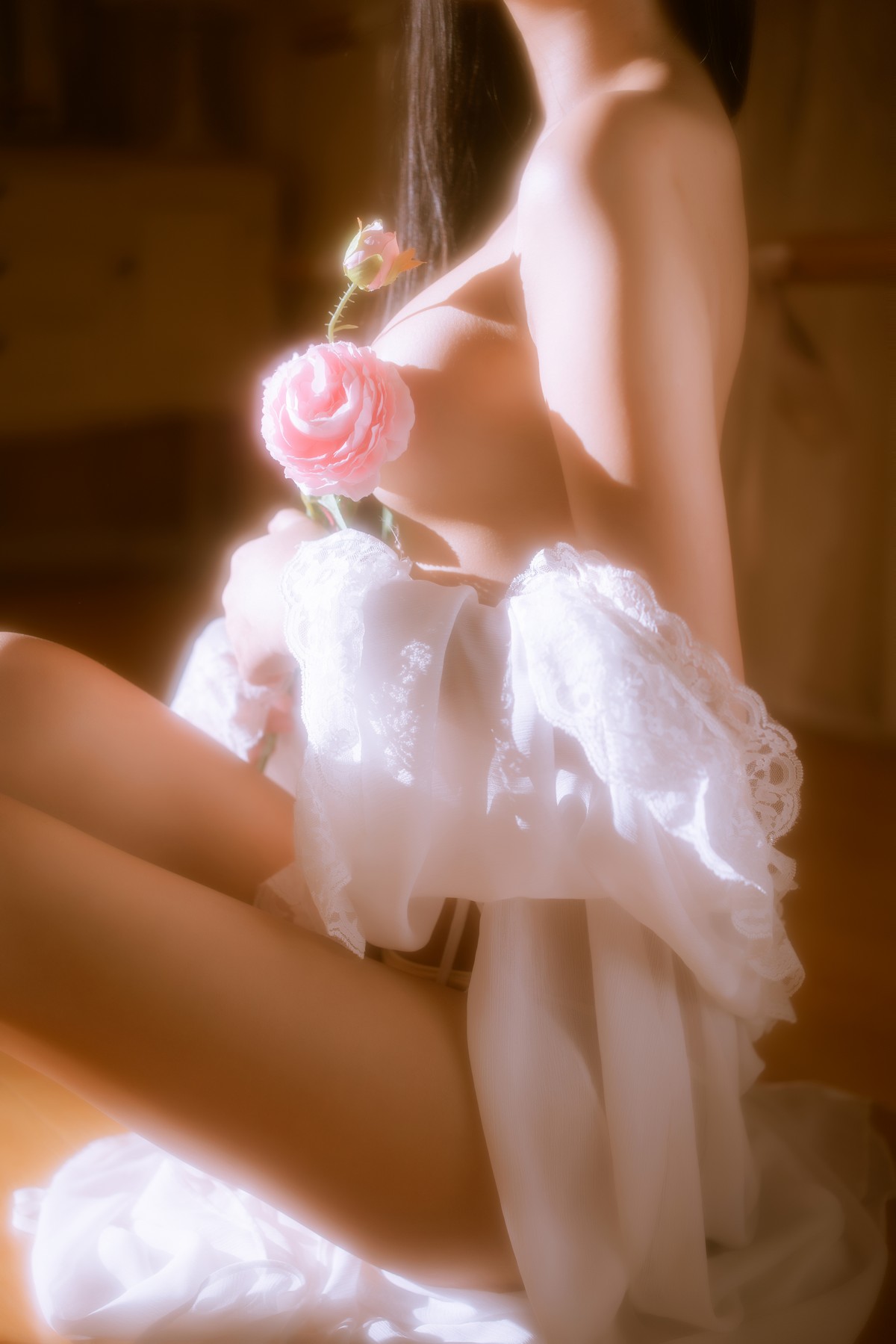xgyw.top_阳光美少女萌芽儿o0金色套装主题私房床上性感白色薄透上衣配金色内衣诱惑写真70P