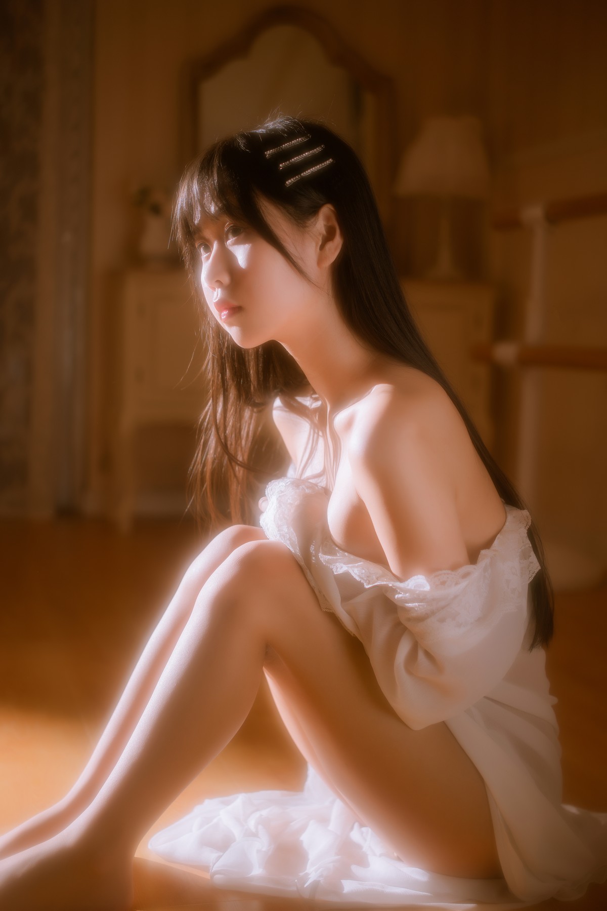 xgyw.top_阳光美少女萌芽儿o0金色套装主题私房床上性感白色薄透上衣配金色内衣诱惑写真70P