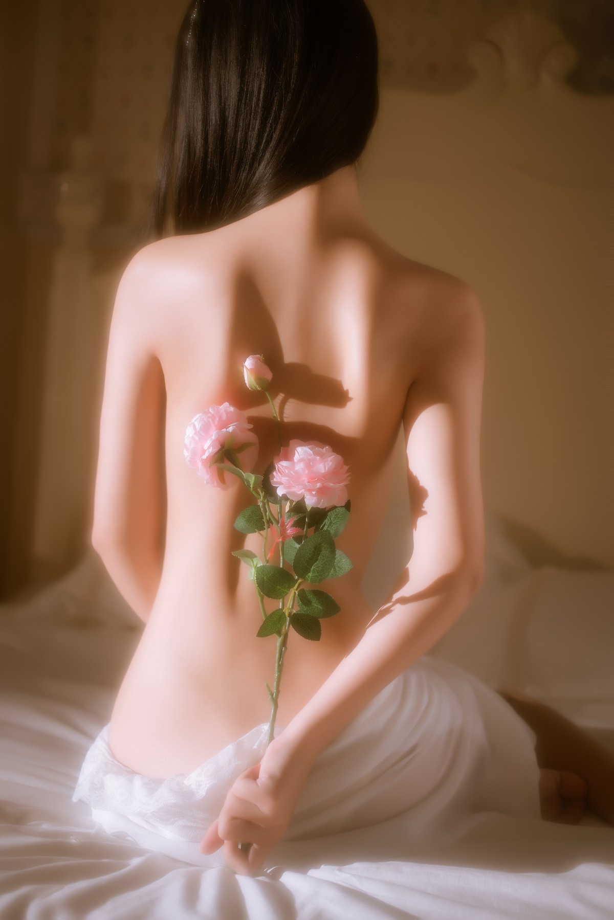 xgyw.top_阳光美少女萌芽儿o0金色套装主题私房床上性感白色薄透上衣配金色内衣诱惑写真70P