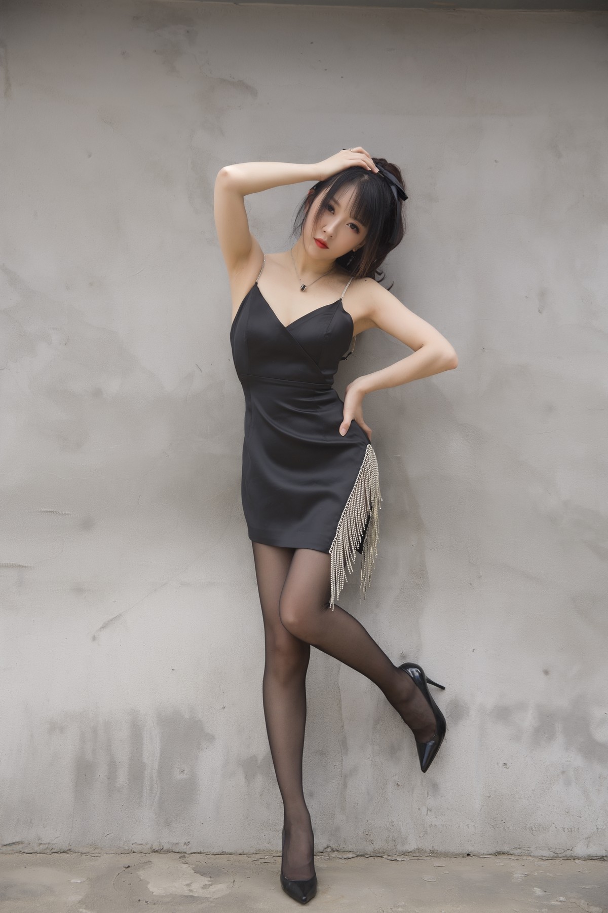 xgyw.top_斗鱼主播小女巫露娜黑色流苏主题性感吊带短裙配黑丝裤袜秀翘臀美腿诱惑写真32P