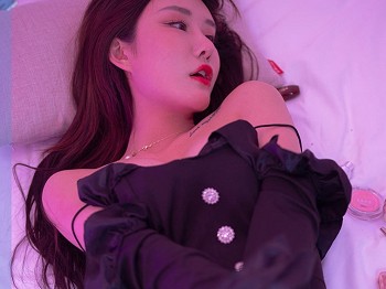 [Ugirls爱极品]No.2299_车模夏沫私人暗色灯光下性感吊裙配黑色丝袜裤袜完美骚扰写真35P