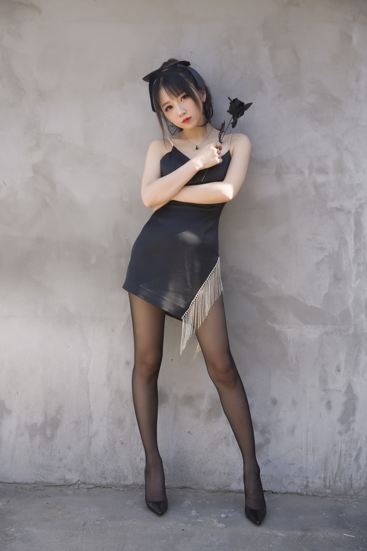 xgyw.top_斗鱼主播小女巫露娜黑色流苏主题性感吊带短裙配黑丝裤袜秀翘臀美腿诱惑写真32P