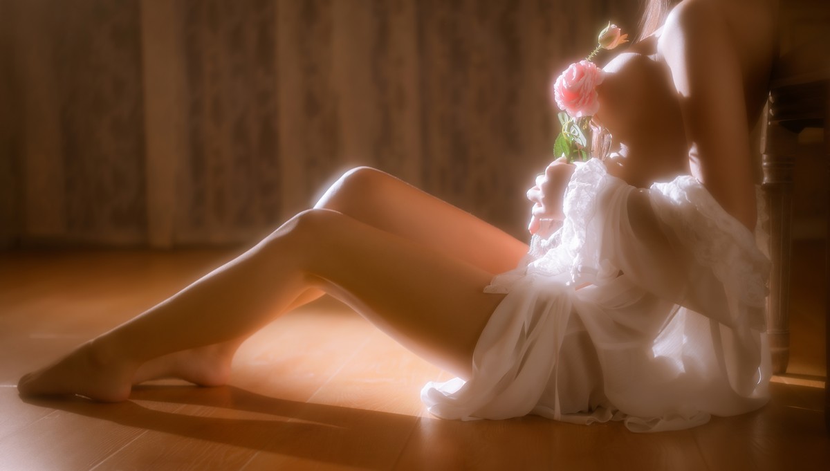 xgyw.top_阳光美少女萌芽儿o0金色套装主题私房床上性感白色薄透上衣配金色内衣诱惑写真70P