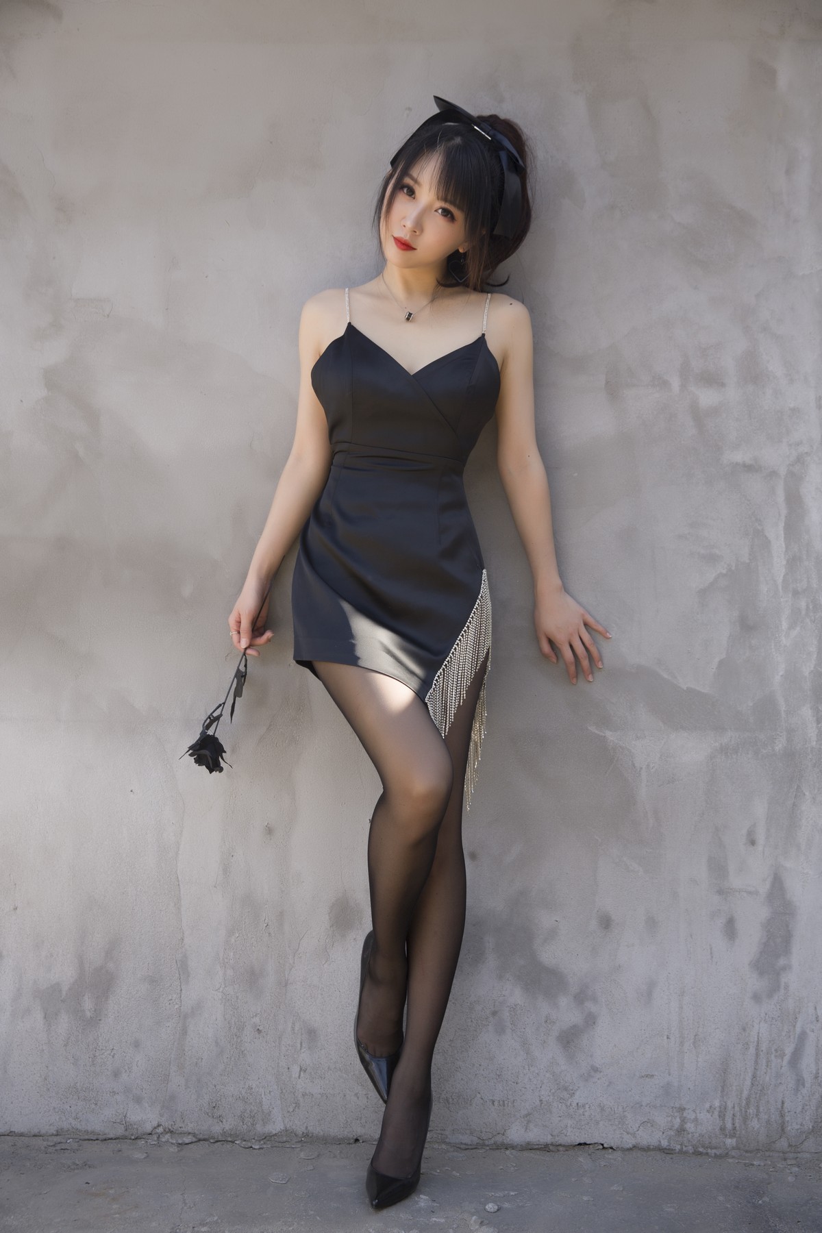 xgyw.top_斗鱼主播小女巫露娜黑色流苏主题性感吊带短裙配黑丝裤袜秀翘臀美腿诱惑写真32P