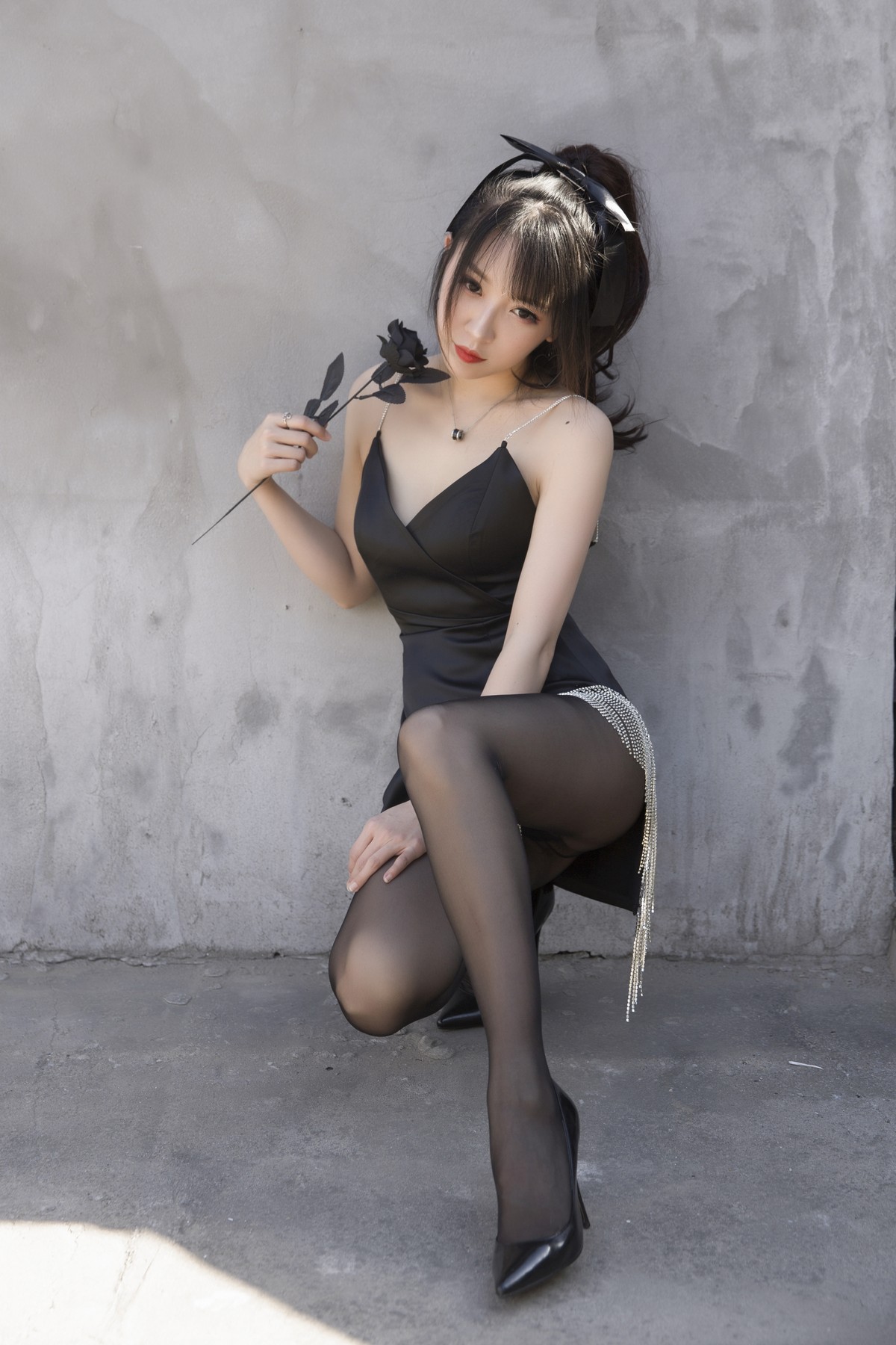 xgyw.top_斗鱼主播小女巫露娜黑色流苏主题性感吊带短裙配黑丝裤袜秀翘臀美腿诱惑写真32P