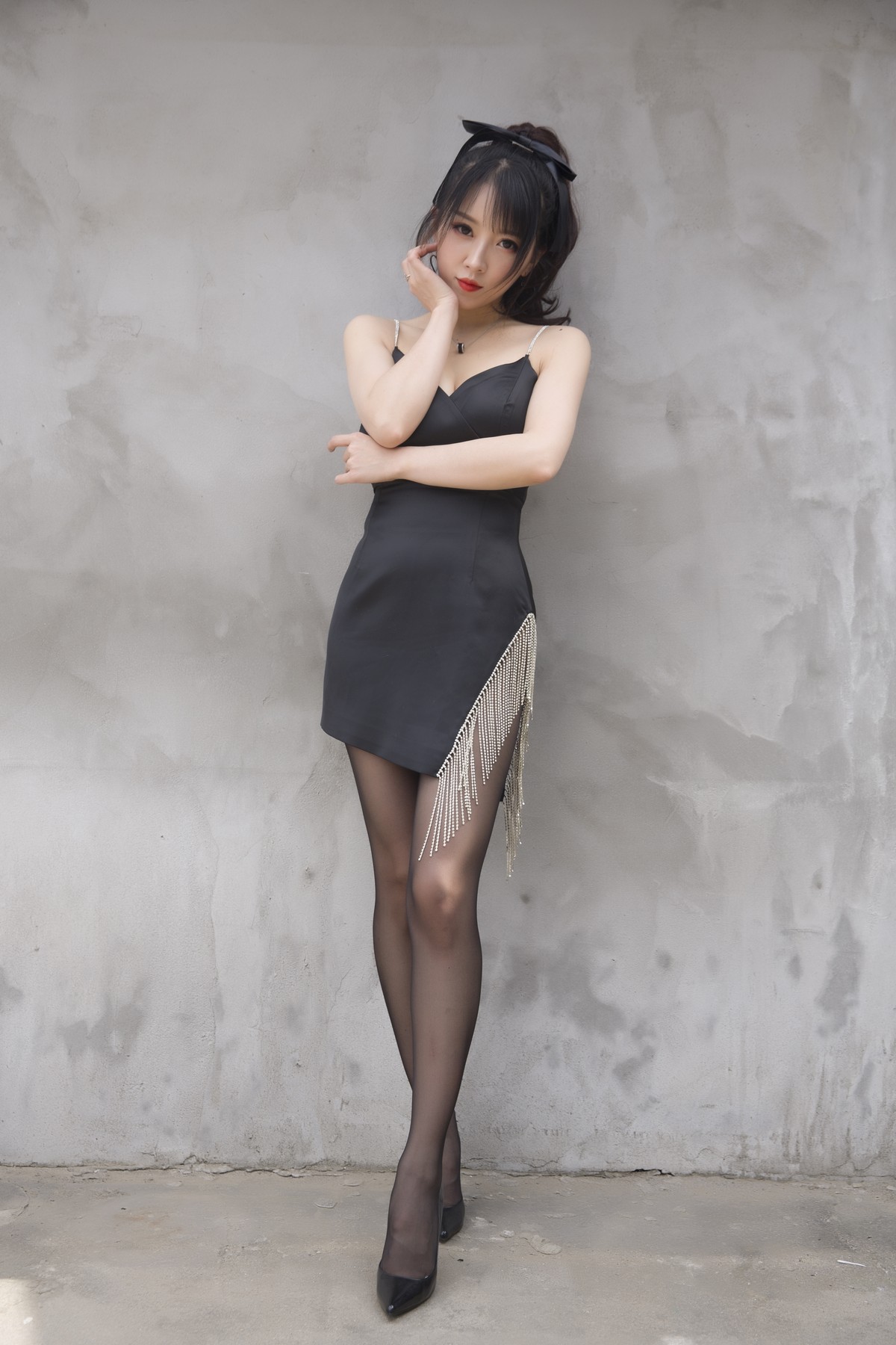 xgyw.top_斗鱼主播小女巫露娜黑色流苏主题性感吊带短裙配黑丝裤袜秀翘臀美腿诱惑写真32P