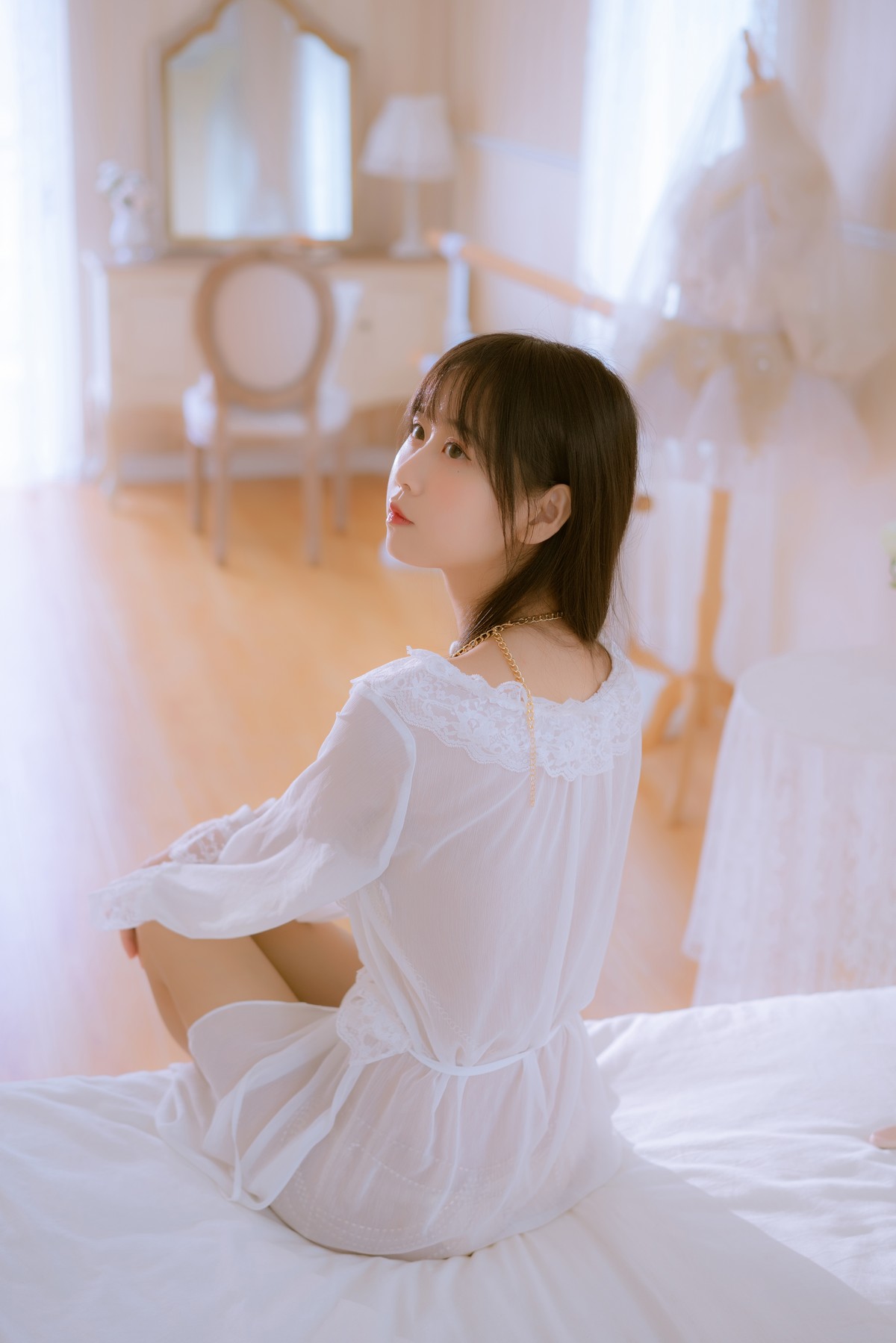 xgyw.top_阳光美少女萌芽儿o0金色套装主题私房床上性感白色薄透上衣配金色内衣诱惑写真70P