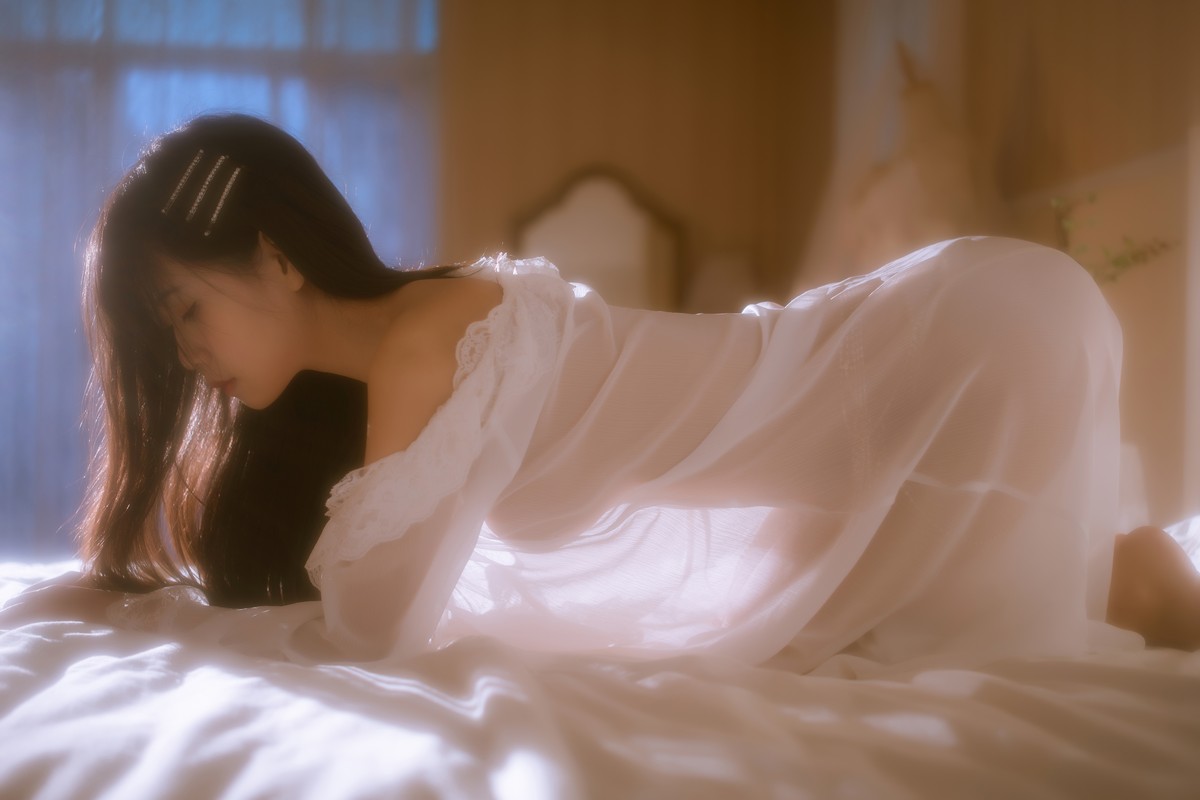 xgyw.top_阳光美少女萌芽儿o0金色套装主题私房床上性感白色薄透上衣配金色内衣诱惑写真70P
