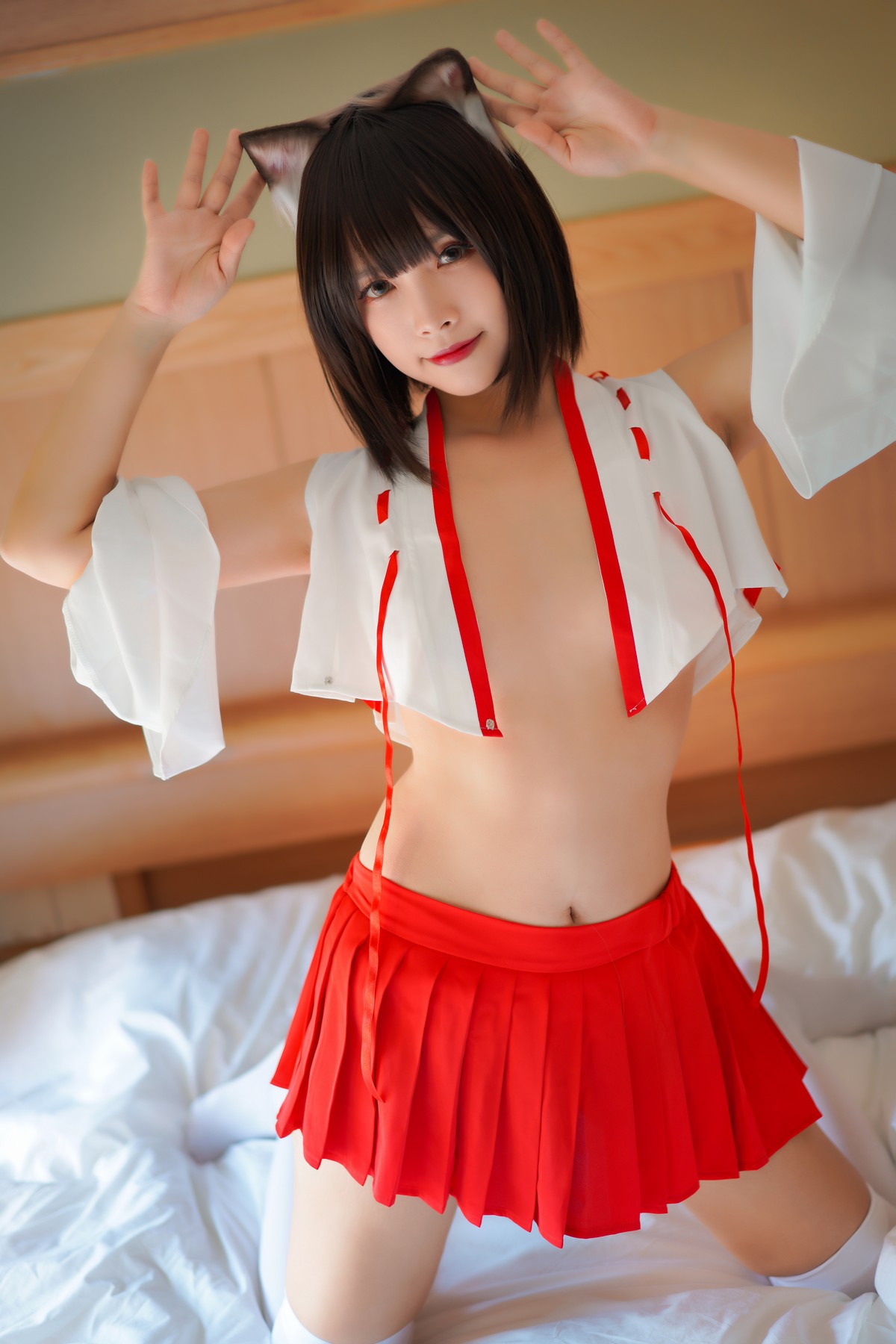 xgyw.top_Coser小姐姐Neko薇薇巫女主题红白半截上衣配红短裙露豪乳翘臀撩人诱惑写真30P