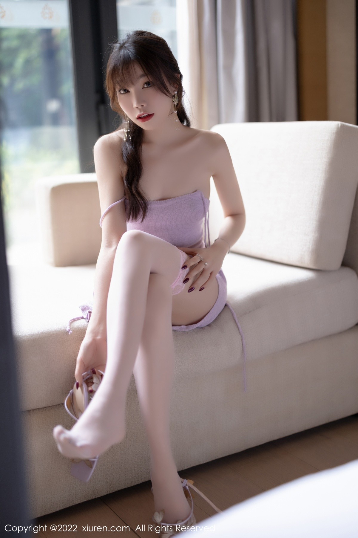 xgyw.top_XiuRen第4734期_女神芝芝Booty紫色吊带长裙配白色蕾丝袜秀完美身材诱惑写真77P