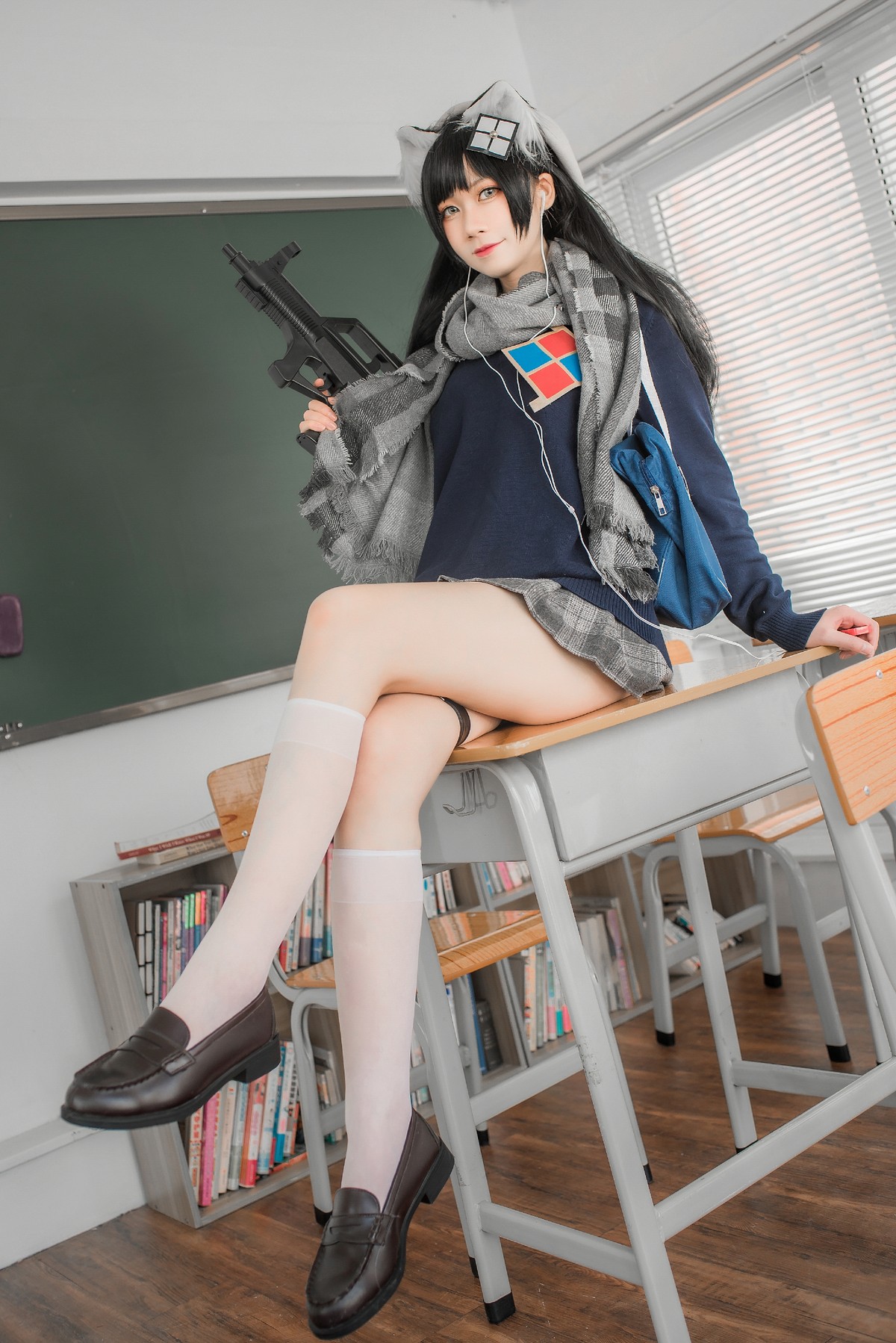 xgyw.top_动漫博主izumi泉桃子纯白毕业季主题教室里灰色百褶裙配白丝袜秀美腿诱惑写真40P