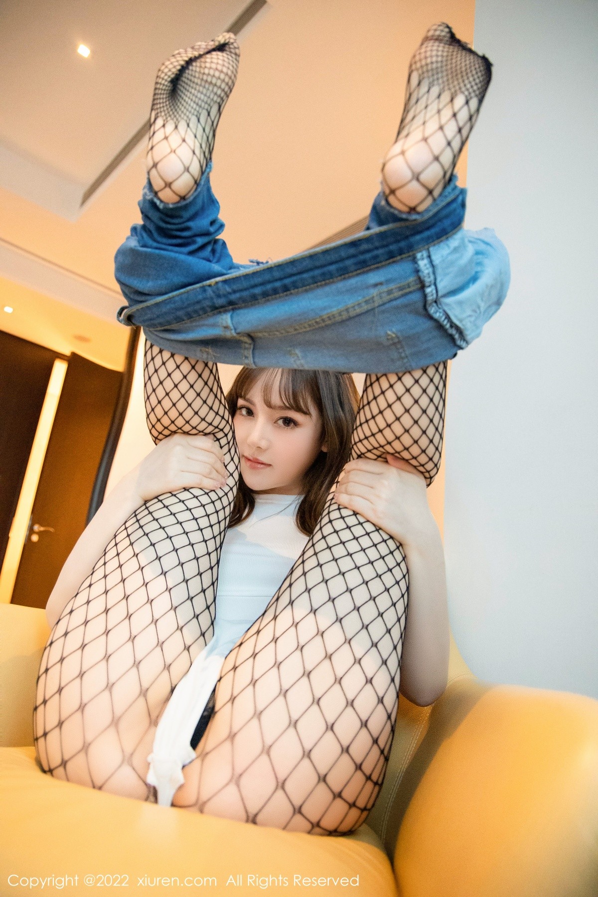 xgyw.top_XiuRen第4729期_模特豆瓣酱私房脱牛仔裤露白色连体衣配黑丝网袜秀翘臀诱惑写真78P