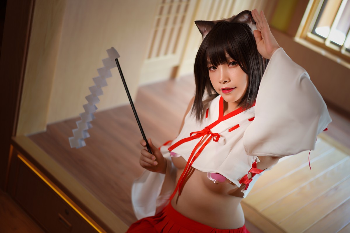 xgyw.top_Coser小姐姐Neko薇薇巫女主题红白半截上衣配红短裙露豪乳翘臀撩人诱惑写真30P