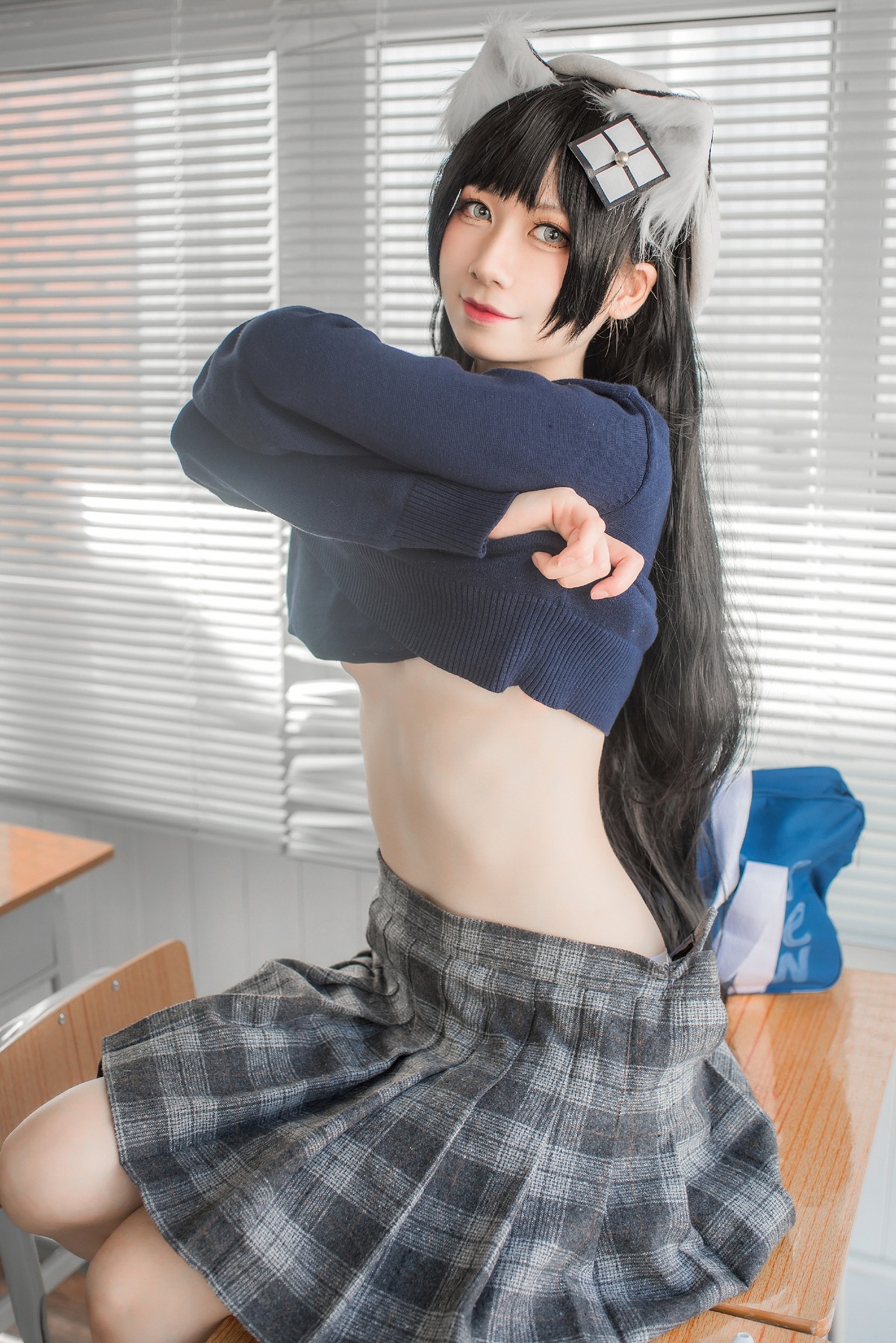 xgyw.top_动漫博主izumi泉桃子纯白毕业季主题教室里灰色百褶裙配白丝袜秀美腿诱惑写真40P