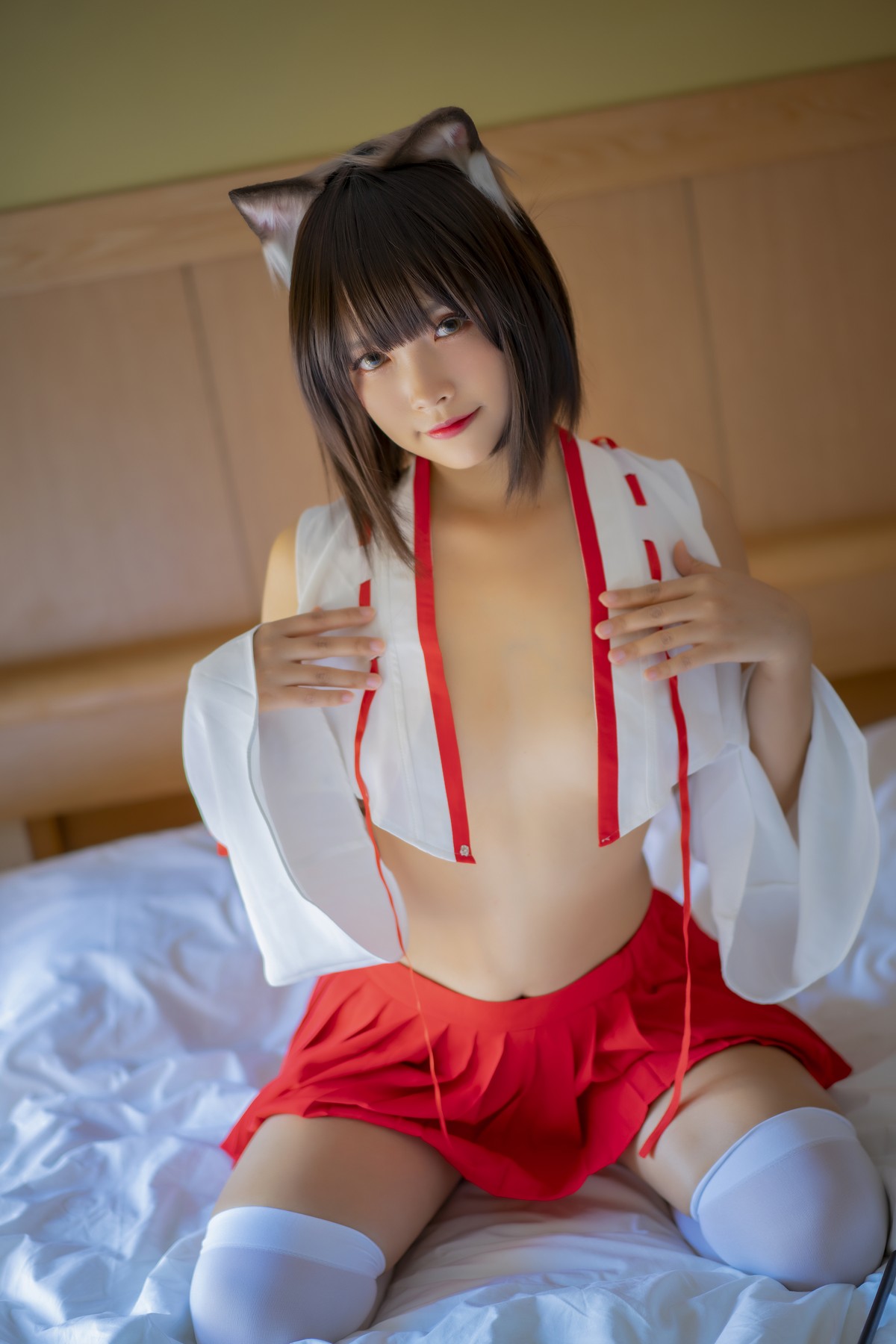 xgyw.top_Coser小姐姐Neko薇薇巫女主题红白半截上衣配红短裙露豪乳翘臀撩人诱惑写真30P