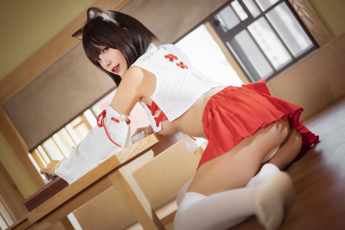 xgyw.top_Coser小姐姐Neko薇薇巫女主题红白半截上衣配红短裙露豪乳翘臀撩人诱惑写真30P
