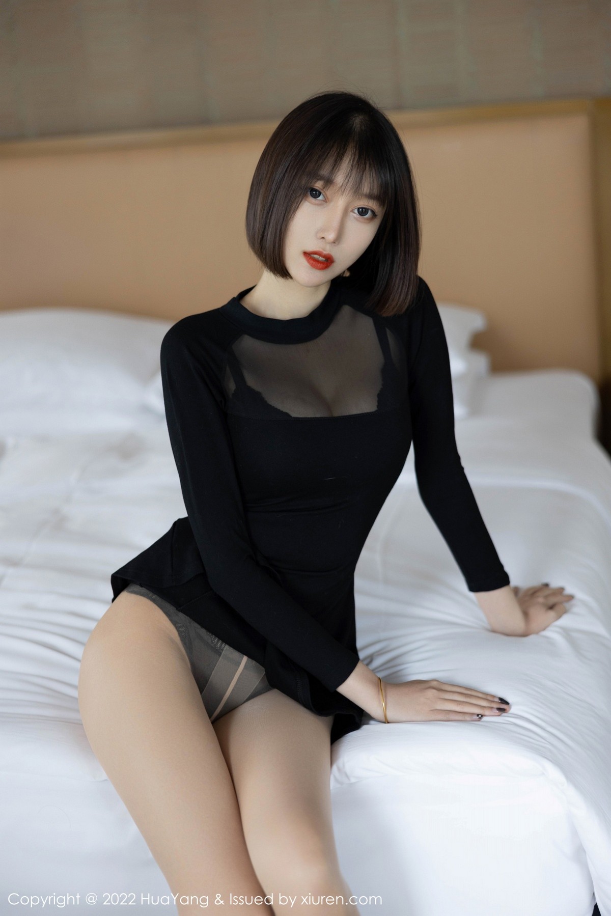 xgyw.top_[HuaYang花漾]Vol.491_丽质美人玥儿玥er私房黑色超短连衣裙配开档肉丝完美诱惑写真50P