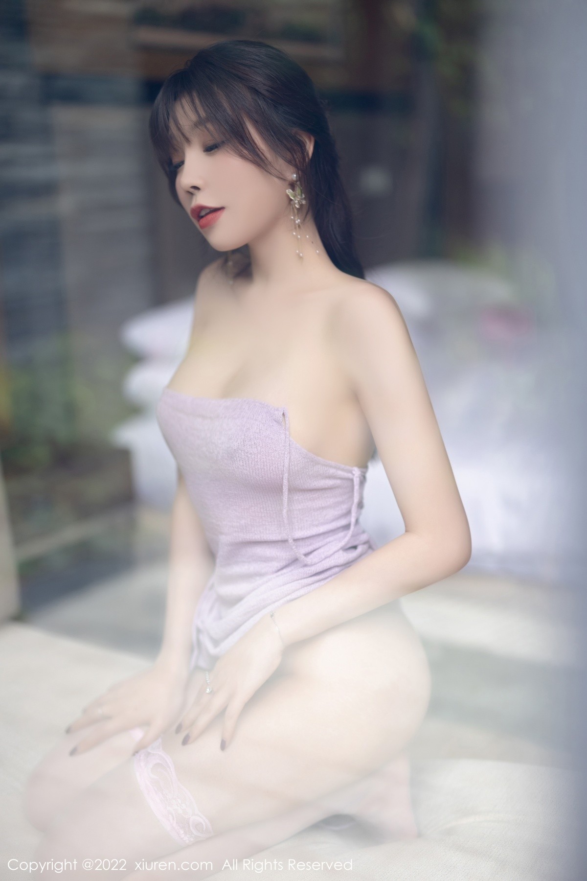 xgyw.top_XiuRen第4734期_女神芝芝Booty紫色吊带长裙配白色蕾丝袜秀完美身材诱惑写真77P