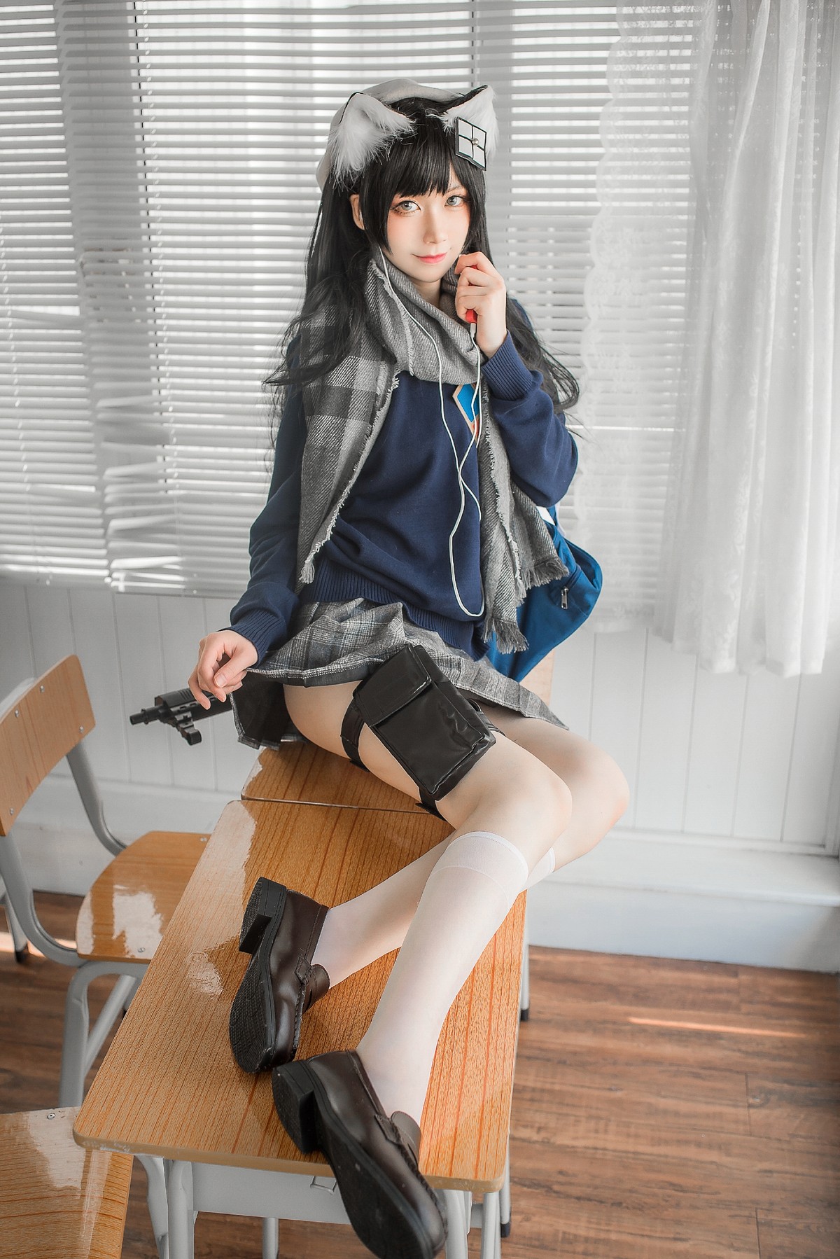 xgyw.top_动漫博主izumi泉桃子纯白毕业季主题教室里灰色百褶裙配白丝袜秀美腿诱惑写真40P