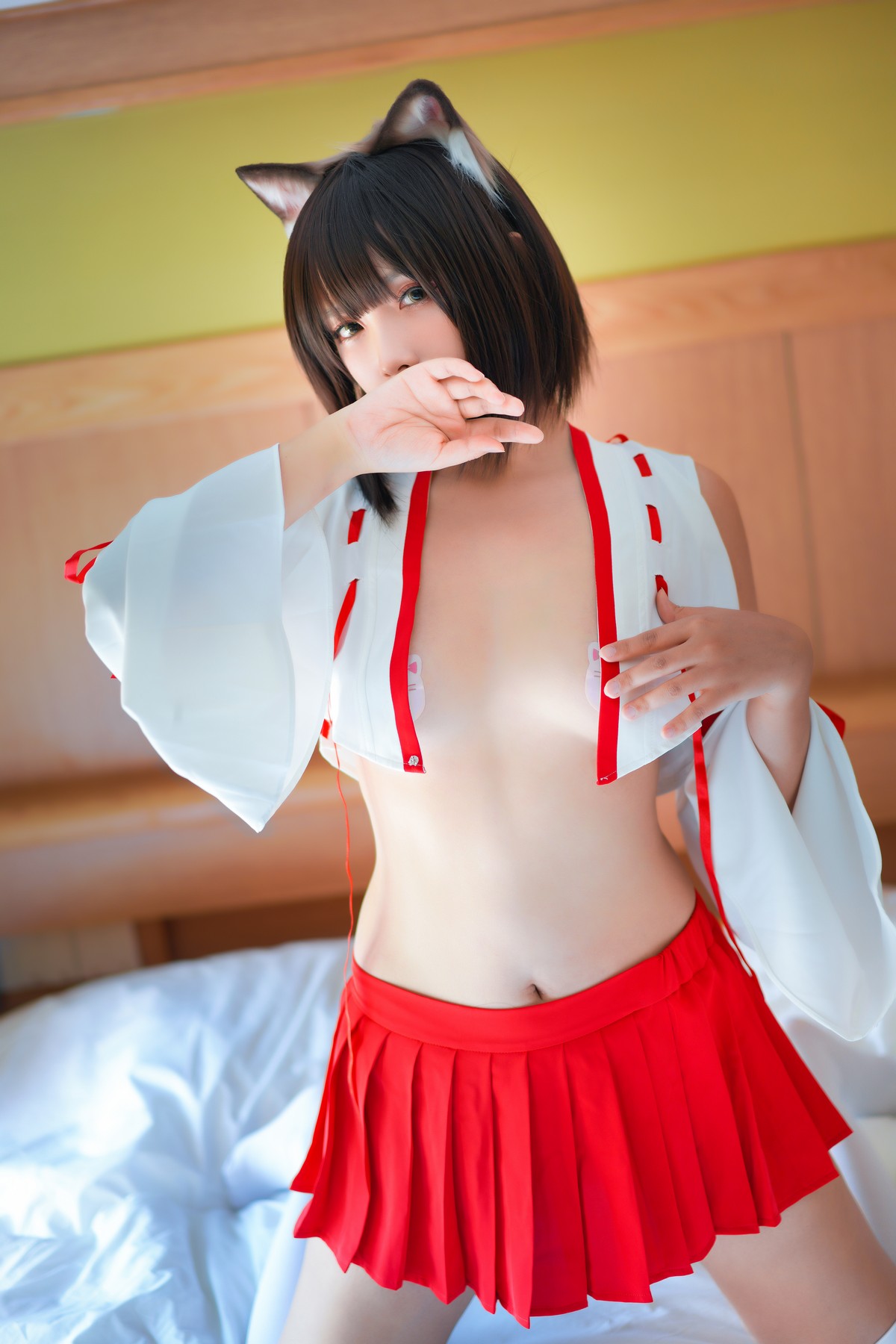 xgyw.top_Coser小姐姐Neko薇薇巫女主题红白半截上衣配红短裙露豪乳翘臀撩人诱惑写真30P
