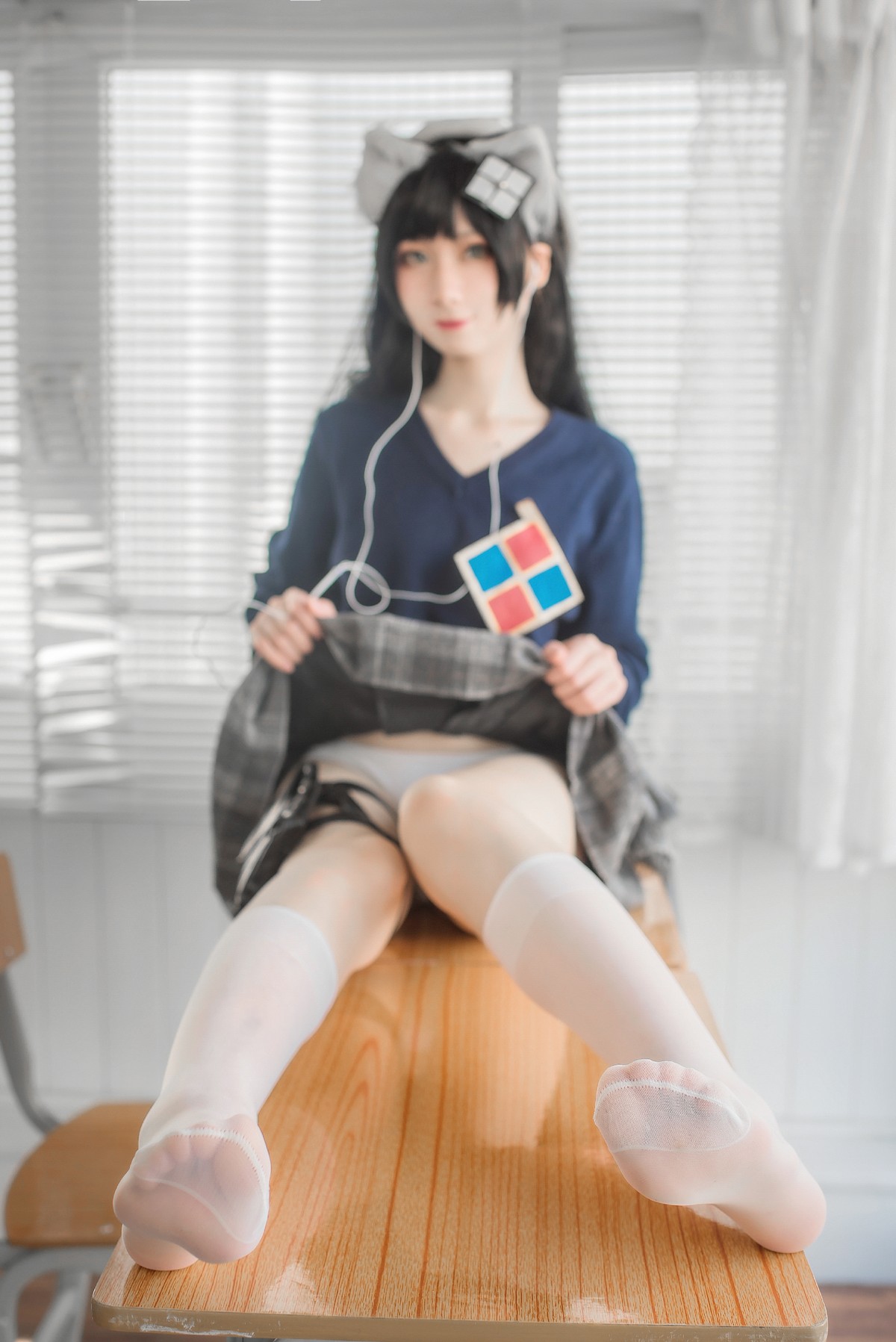 xgyw.top_动漫博主izumi泉桃子纯白毕业季主题教室里灰色百褶裙配白丝袜秀美腿诱惑写真40P