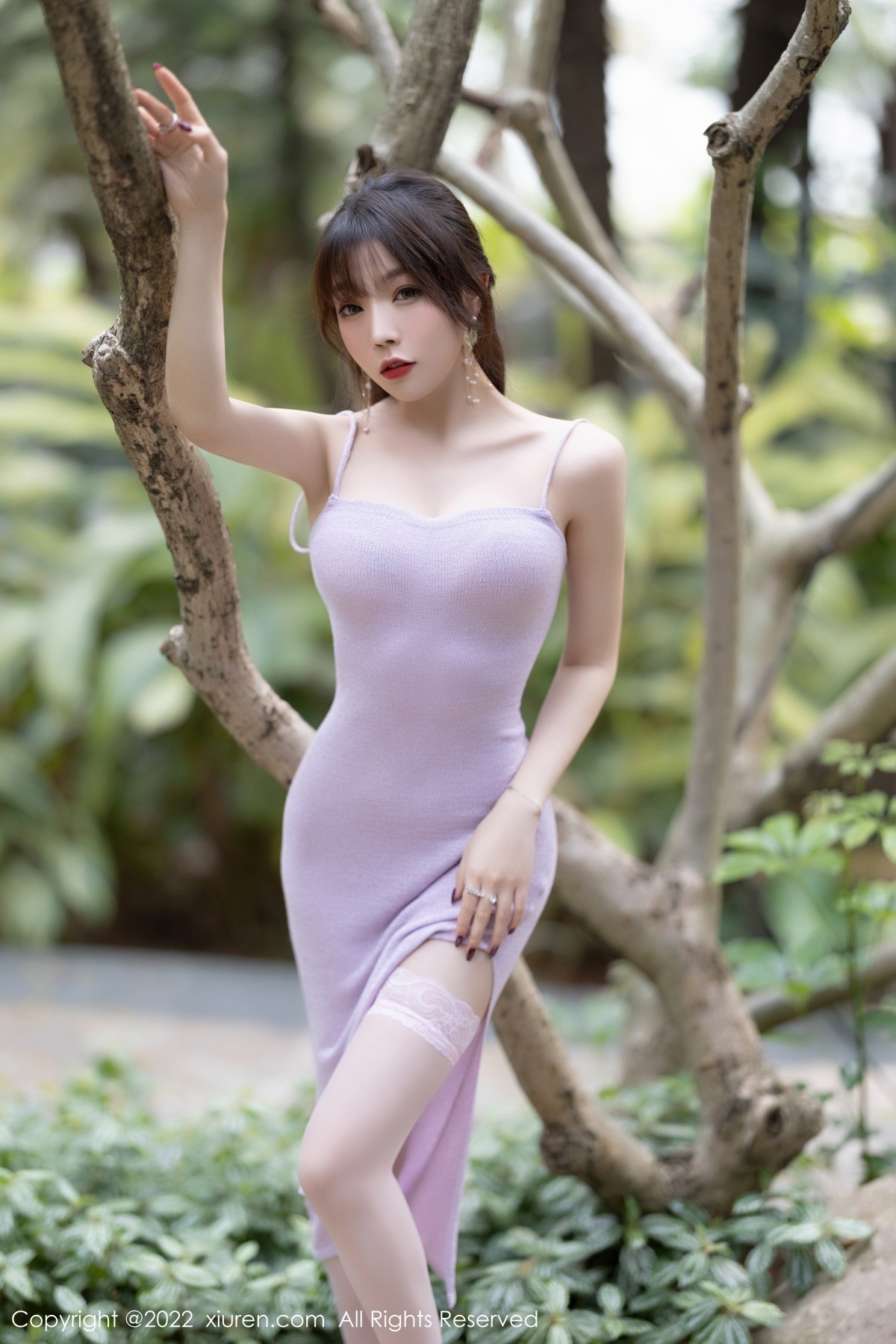 xgyw.top_XiuRen第4734期_女神芝芝Booty紫色吊带长裙配白色蕾丝袜秀完美身材诱惑写真77P