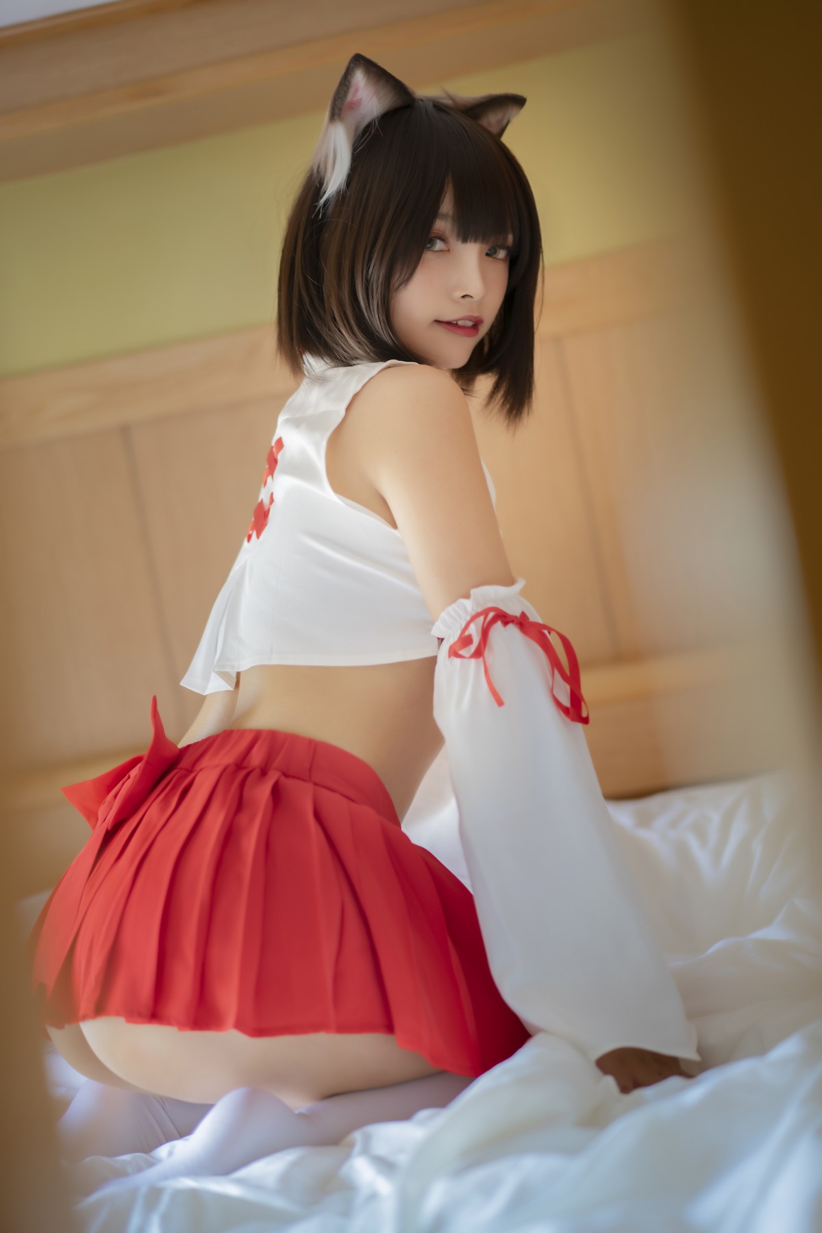 xgyw.top_Coser小姐姐Neko薇薇巫女主题红白半截上衣配红短裙露豪乳翘臀撩人诱惑写真30P