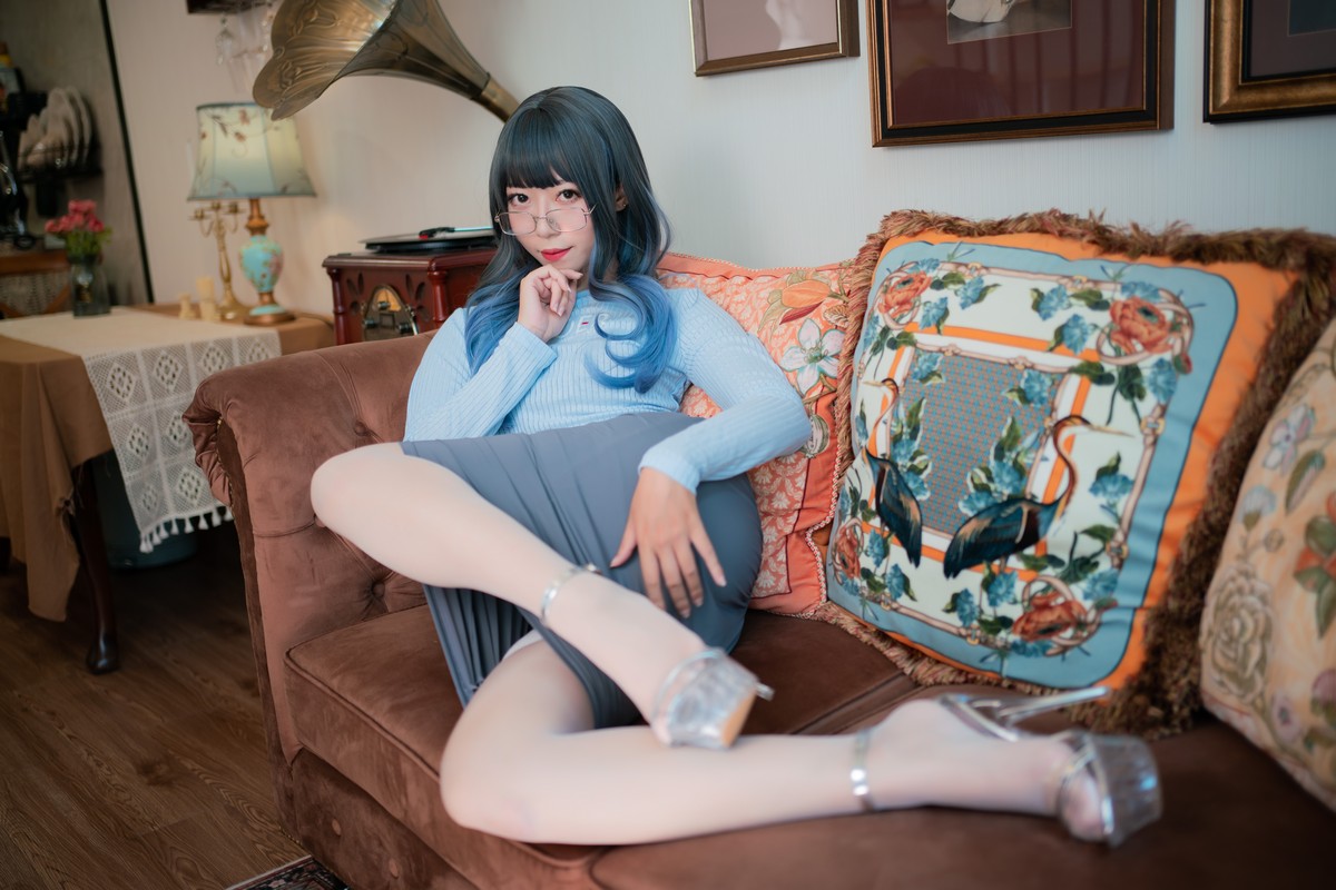 xgyw.top_动漫博主Money冷冷吉他少女主题私房性感露臀长裙半撩露蕾丝袜撩人诱惑写真123P