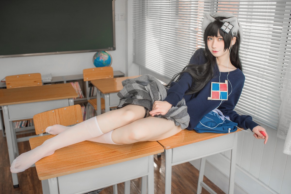 xgyw.top_动漫博主izumi泉桃子纯白毕业季主题教室里灰色百褶裙配白丝袜秀美腿诱惑写真40P