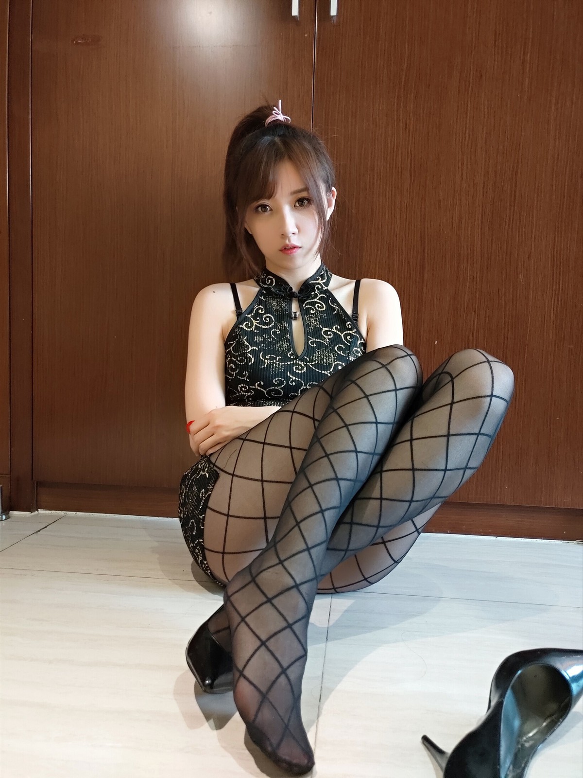 xgyw.top_斗鱼主播小女巫露娜黑丝旗袍主题私房性感黑色旗袍配黑丝网袜秀美腿诱惑写真33P