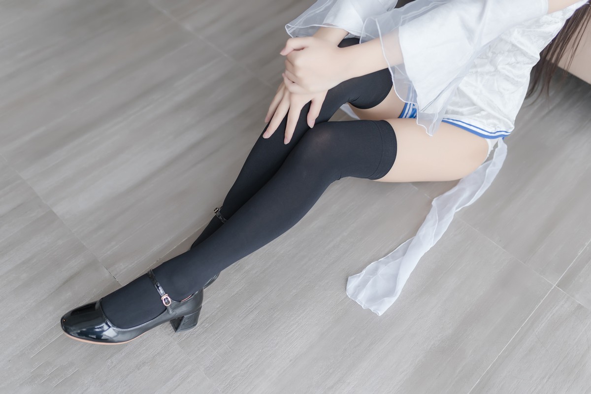 xgyw.top_阳光美少女萌芽儿o0瓶儿主题私房性感白色旗袍配黑丝袜秀完美身材白嫩迷人写真41P