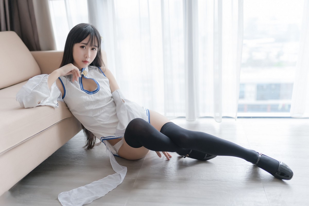 xgyw.top_阳光美少女萌芽儿o0瓶儿主题私房性感白色旗袍配黑丝袜秀完美身材白嫩迷人写真41P