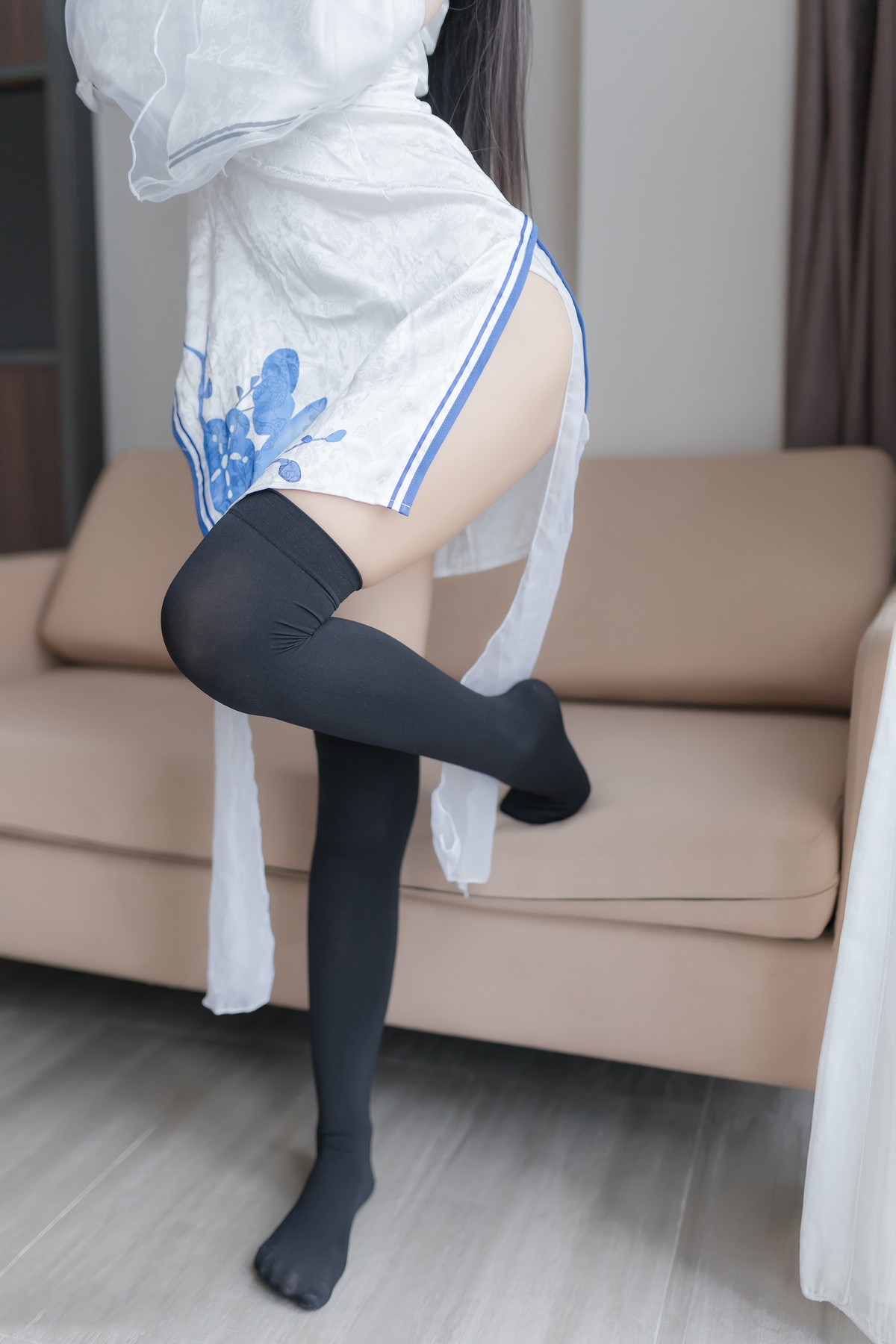 xgyw.top_阳光美少女萌芽儿o0瓶儿主题私房性感白色旗袍配黑丝袜秀完美身材白嫩迷人写真41P