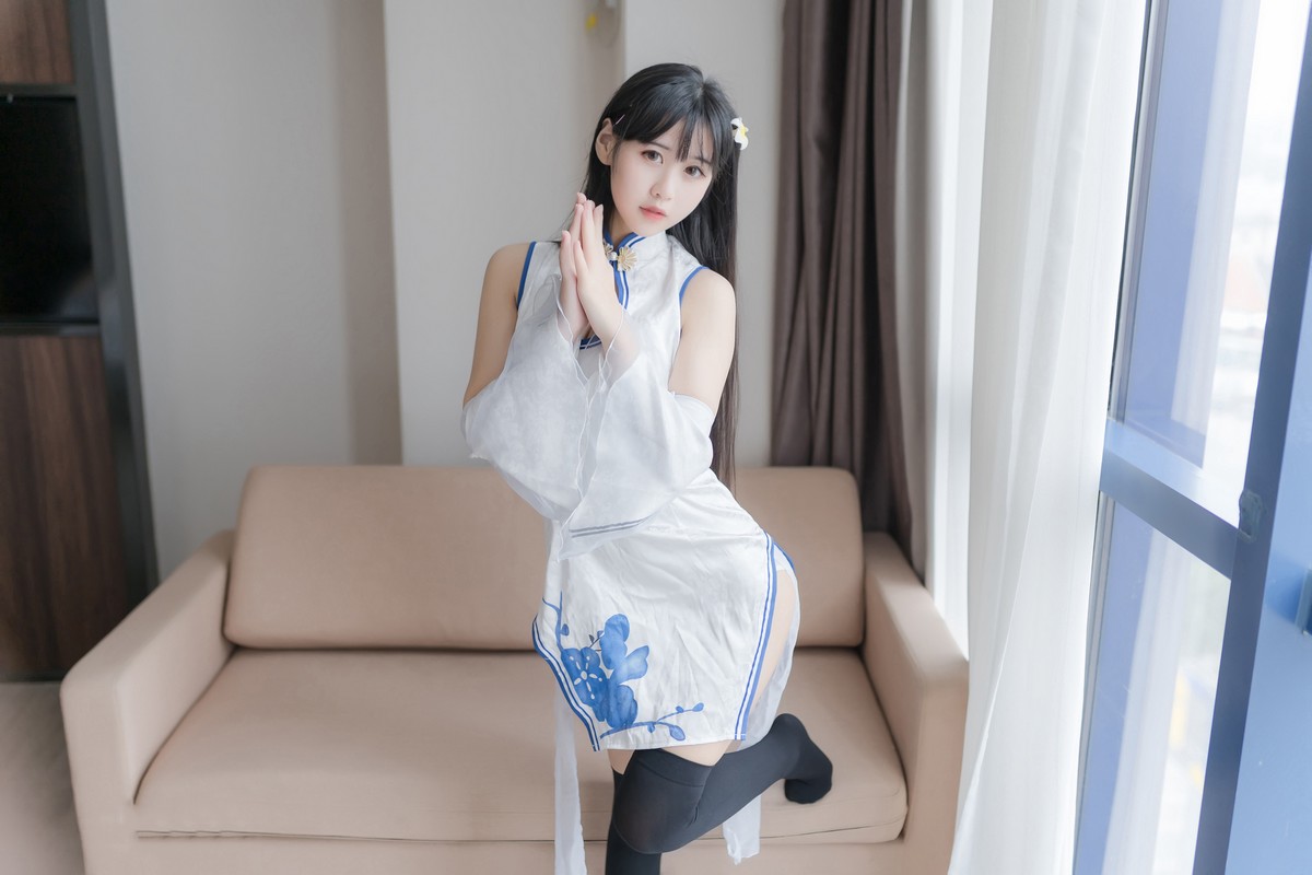 xgyw.top_阳光美少女萌芽儿o0瓶儿主题私房性感白色旗袍配黑丝袜秀完美身材白嫩迷人写真41P