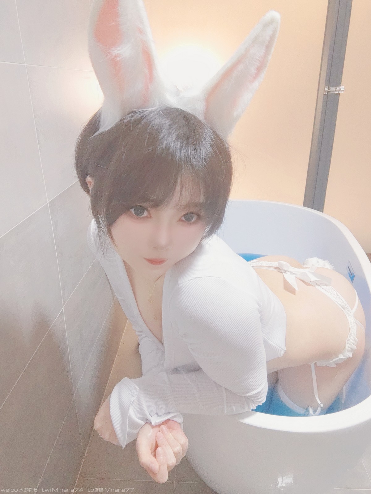xgyw.top_日系萌妹子名濑弥七白兔兔主题私房浴室半脱露蕾丝内衣配白色蕾丝吊袜诱惑写真34P