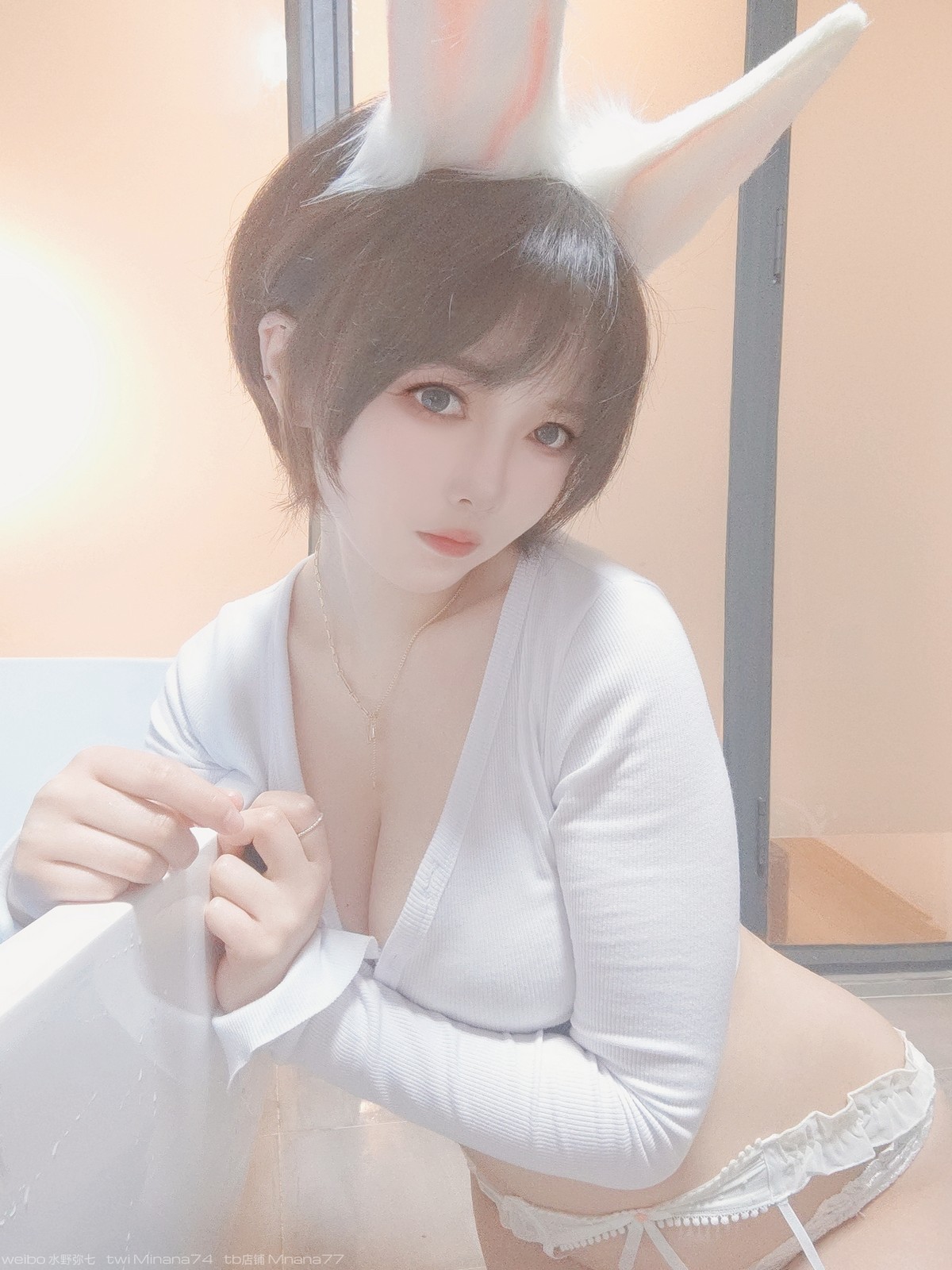 xgyw.top_日系萌妹子名濑弥七白兔兔主题私房浴室半脱露蕾丝内衣配白色蕾丝吊袜诱惑写真34P