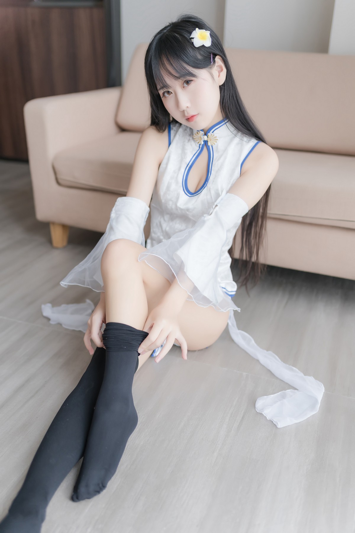 xgyw.top_阳光美少女萌芽儿o0瓶儿主题私房性感白色旗袍配黑丝袜秀完美身材白嫩迷人写真41P