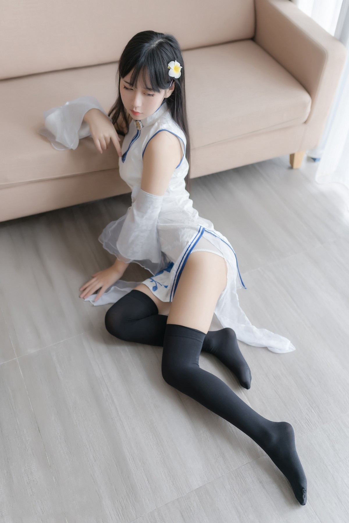 xgyw.top_阳光美少女萌芽儿o0瓶儿主题私房性感白色旗袍配黑丝袜秀完美身材白嫩迷人写真41P