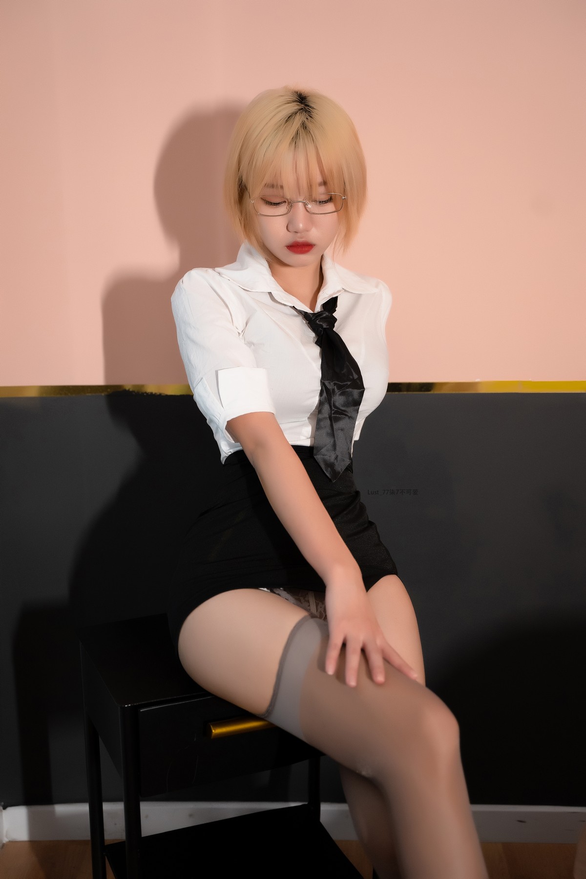 xgyw.top_动漫博主柒柒要乖哦家庭教师主题私房性感白衬衣配黑短裙露超薄黑丝吊袜诱惑写真133P