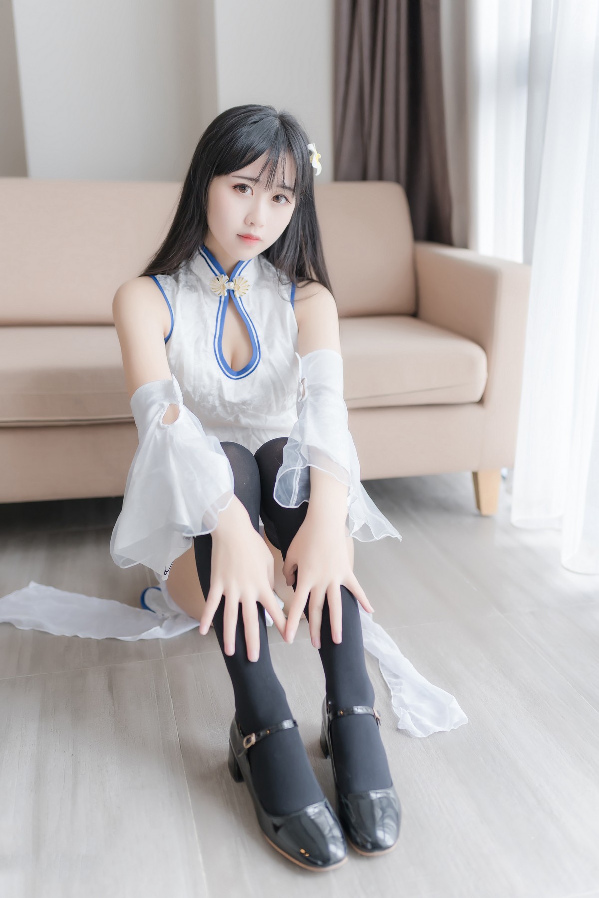 xgyw.top_阳光美少女萌芽儿o0瓶儿主题私房性感白色旗袍配黑丝袜秀完美身材白嫩迷人写真41P
