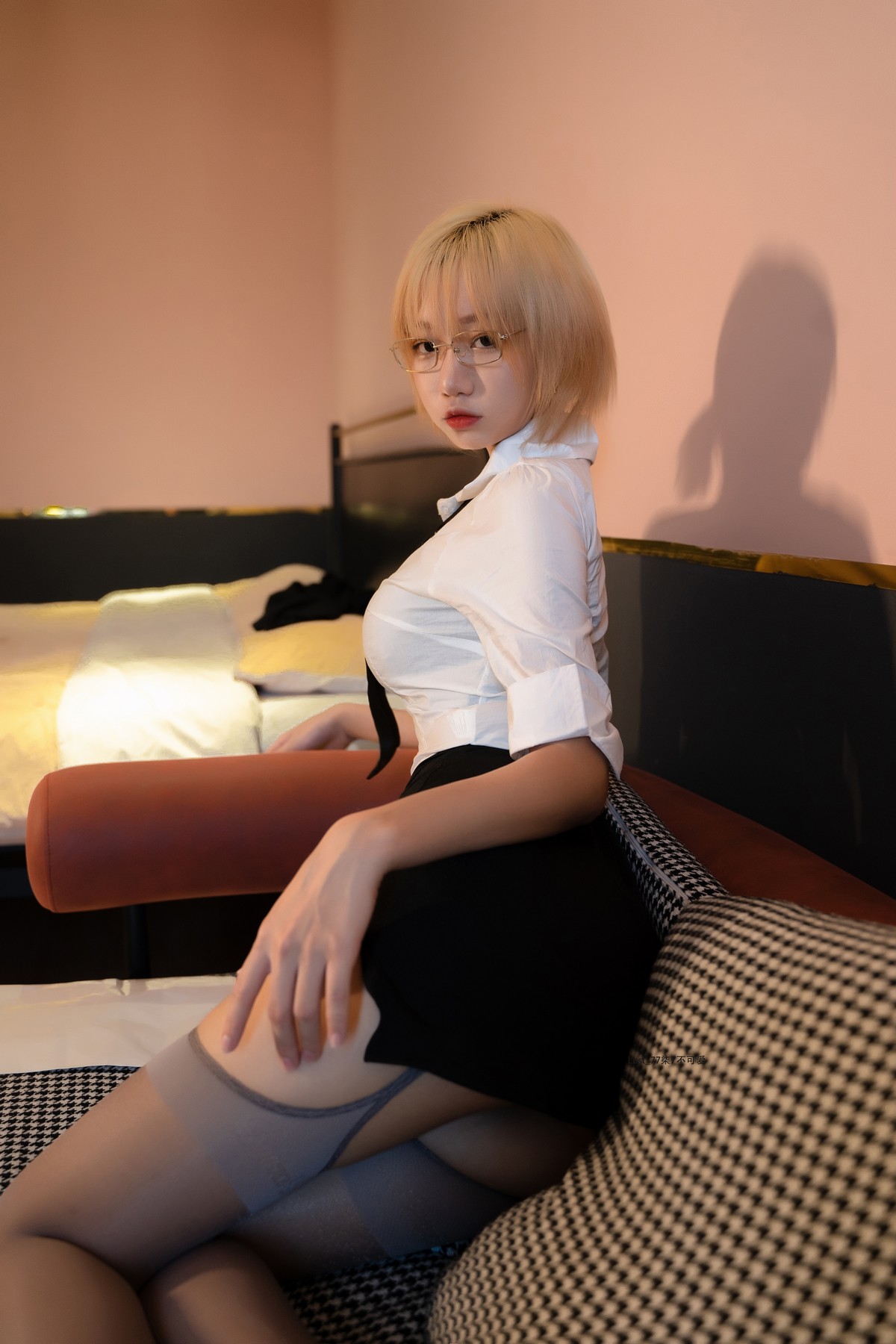 xgyw.top_动漫博主柒柒要乖哦家庭教师主题私房性感白衬衣配黑短裙露超薄黑丝吊袜诱惑写真133P