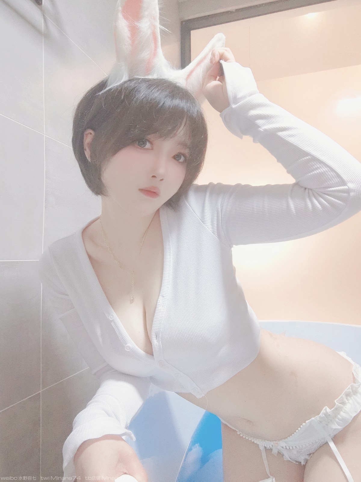 xgyw.top_日系萌妹子名濑弥七白兔兔主题私房浴室半脱露蕾丝内衣配白色蕾丝吊袜诱惑写真34P