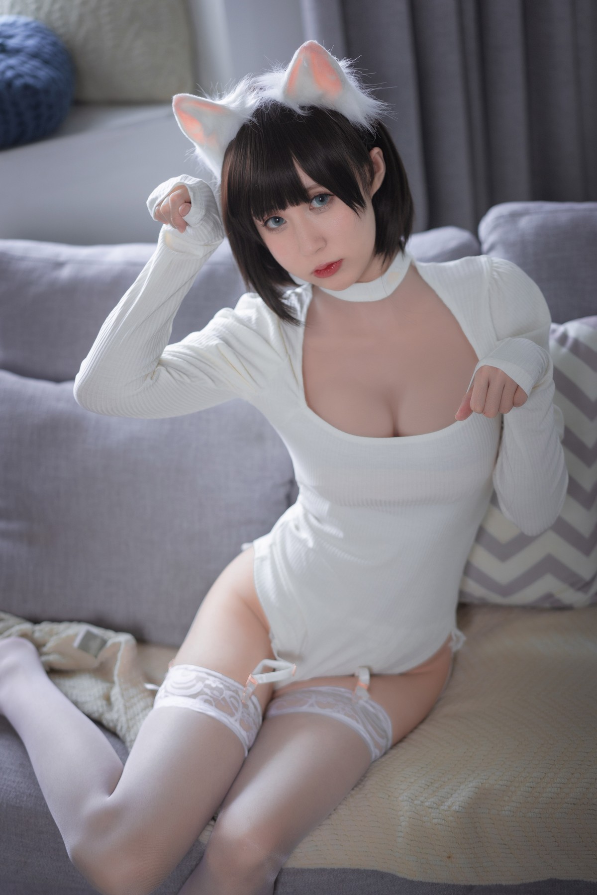 xgyw.top_网络美女西园寺南歌白猫白色连体衣主题私房性感深V毛衣配蕾丝吊袜诱惑写真30P