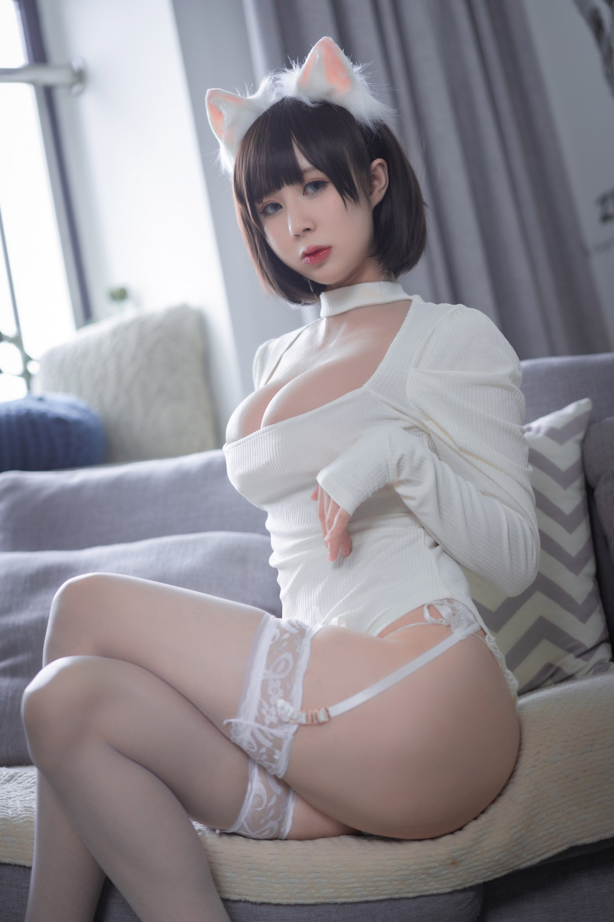 xgyw.top_网络美女西园寺南歌白猫白色连体衣主题私房性感深V毛衣配蕾丝吊袜诱惑写真30P
