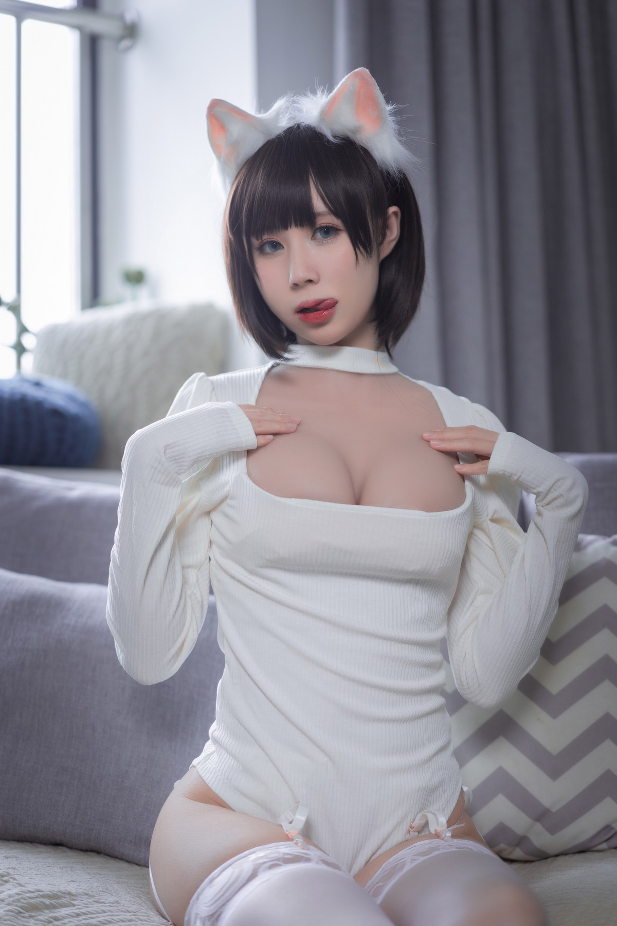 xgyw.top_网络美女西园寺南歌白猫白色连体衣主题私房性感深V毛衣配蕾丝吊袜诱惑写真30P